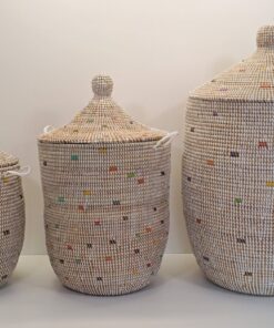 CONJUNTO TEGELE ~ CESTA CON TAPA TRADICIONAL BLANCO Y COLORES – 3 Uds.