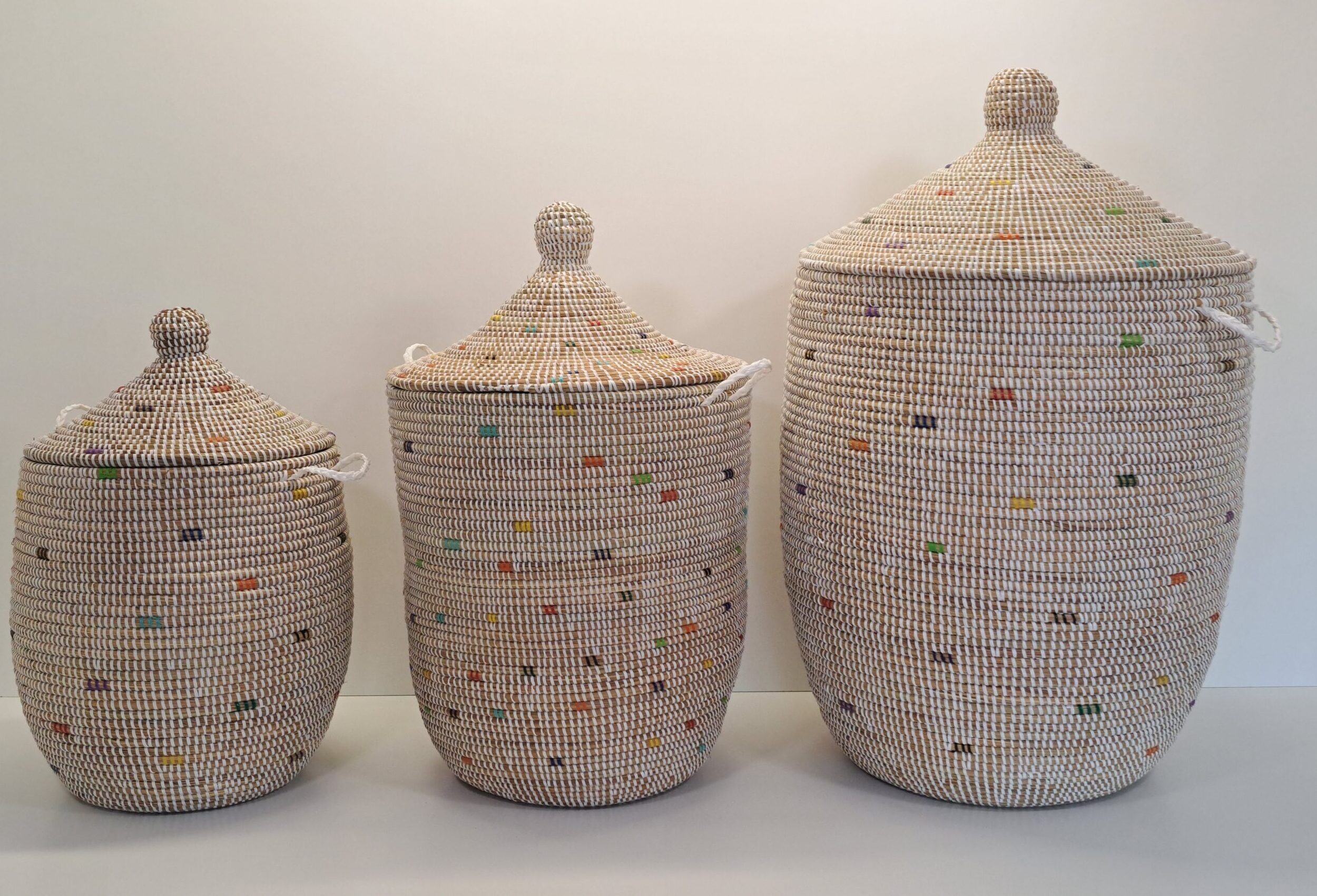 CONJUNTO TEGELE ~ CESTA CON TAPA TRADICIONAL BLANCO Y COLORES – 3 Uds.