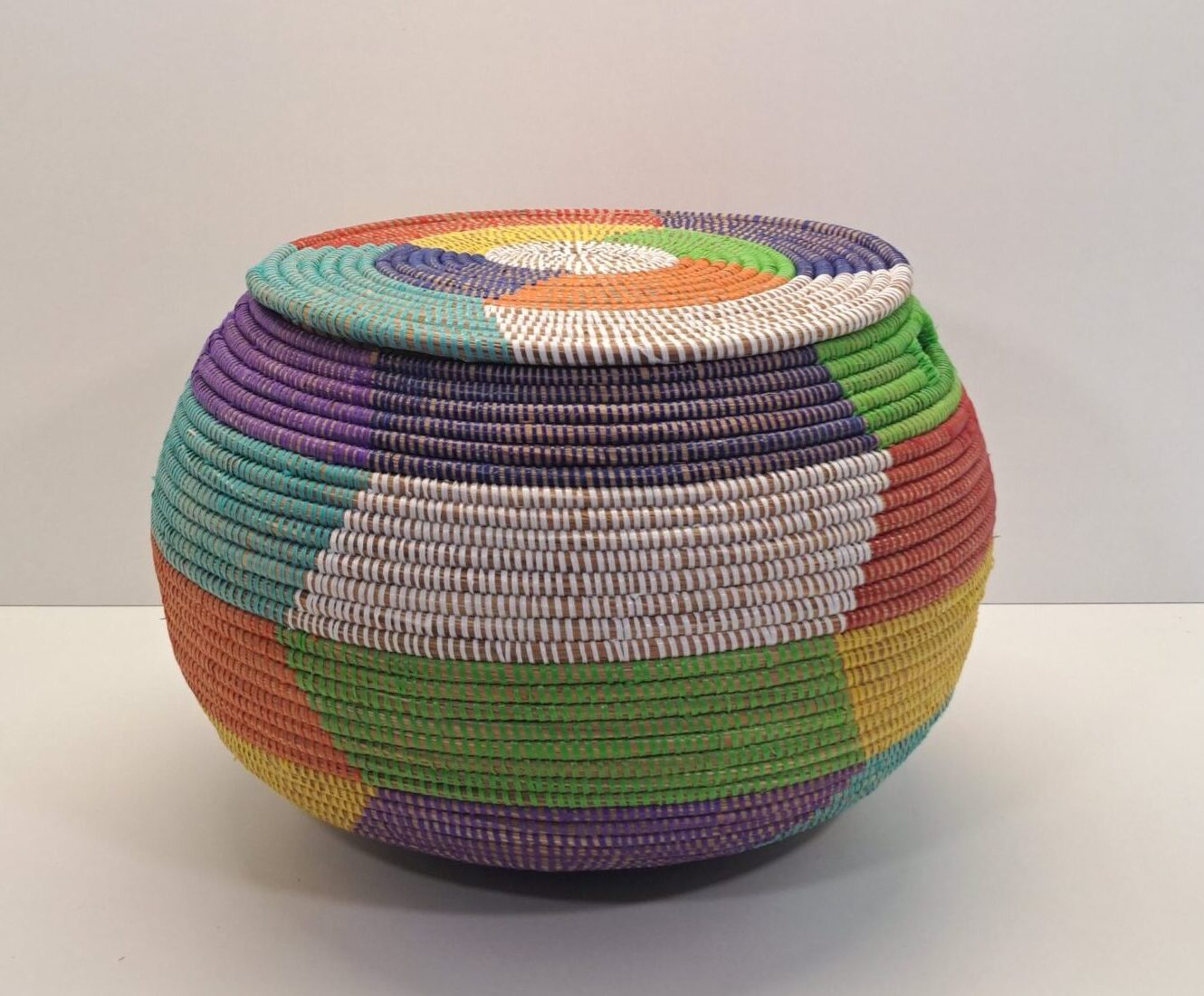 Cesta Artesanal "Da Mediano" con Tapa Plana Multicolor Patchwork