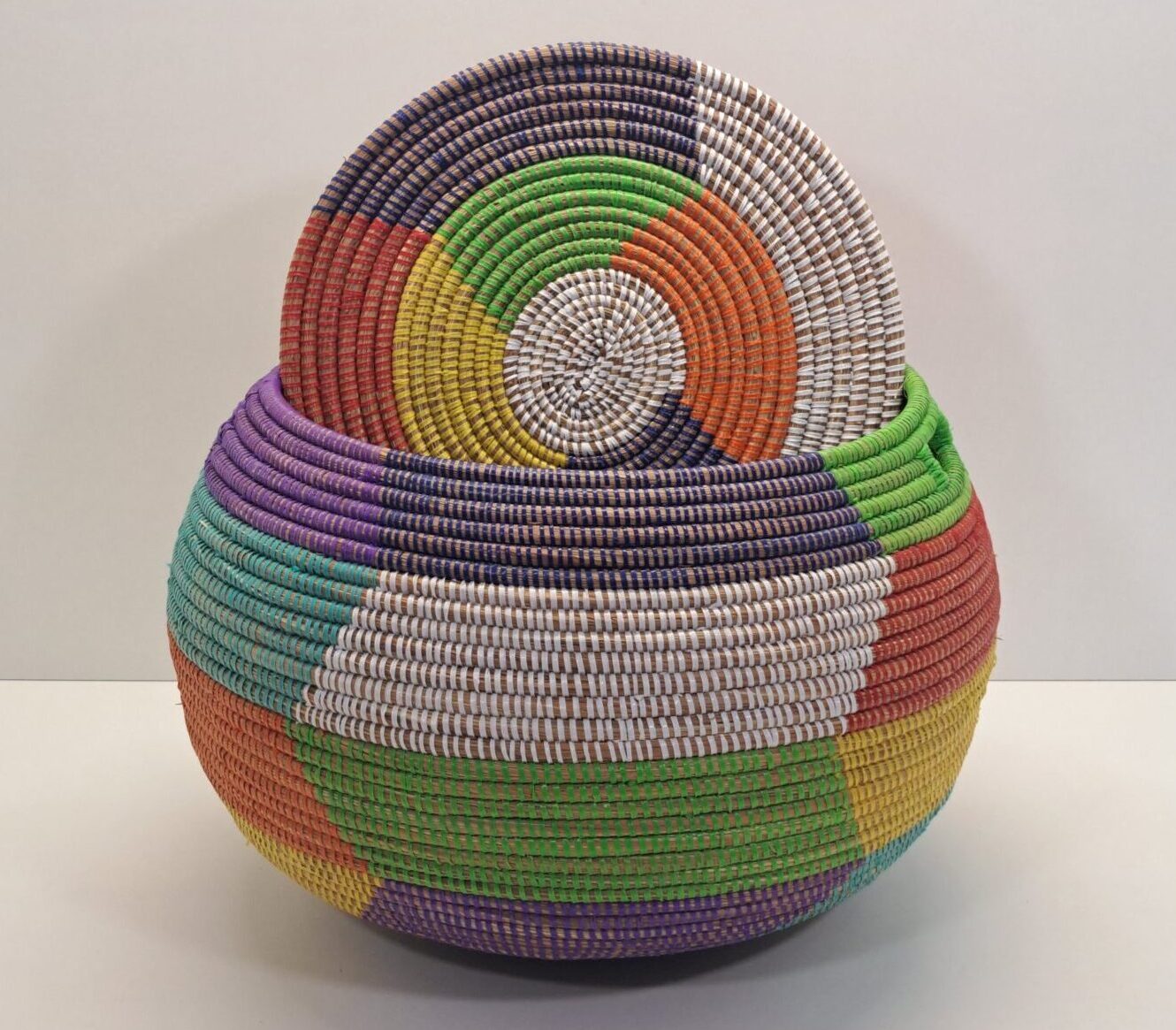 Cesta Artesanal "Da Mediano" con Tapa Plana Multicolor Patchwork - Imagen 2