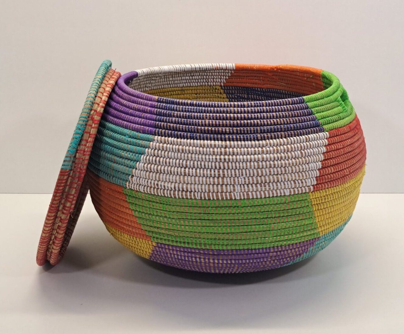 Cesta Artesanal "Da Mediano" con Tapa Plana Multicolor Patchwork - Imagen 3