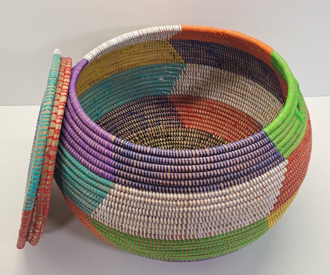 Cesta Artesanal "Da Mediano" con Tapa Plana Multicolor Patchwork - Imagen 4