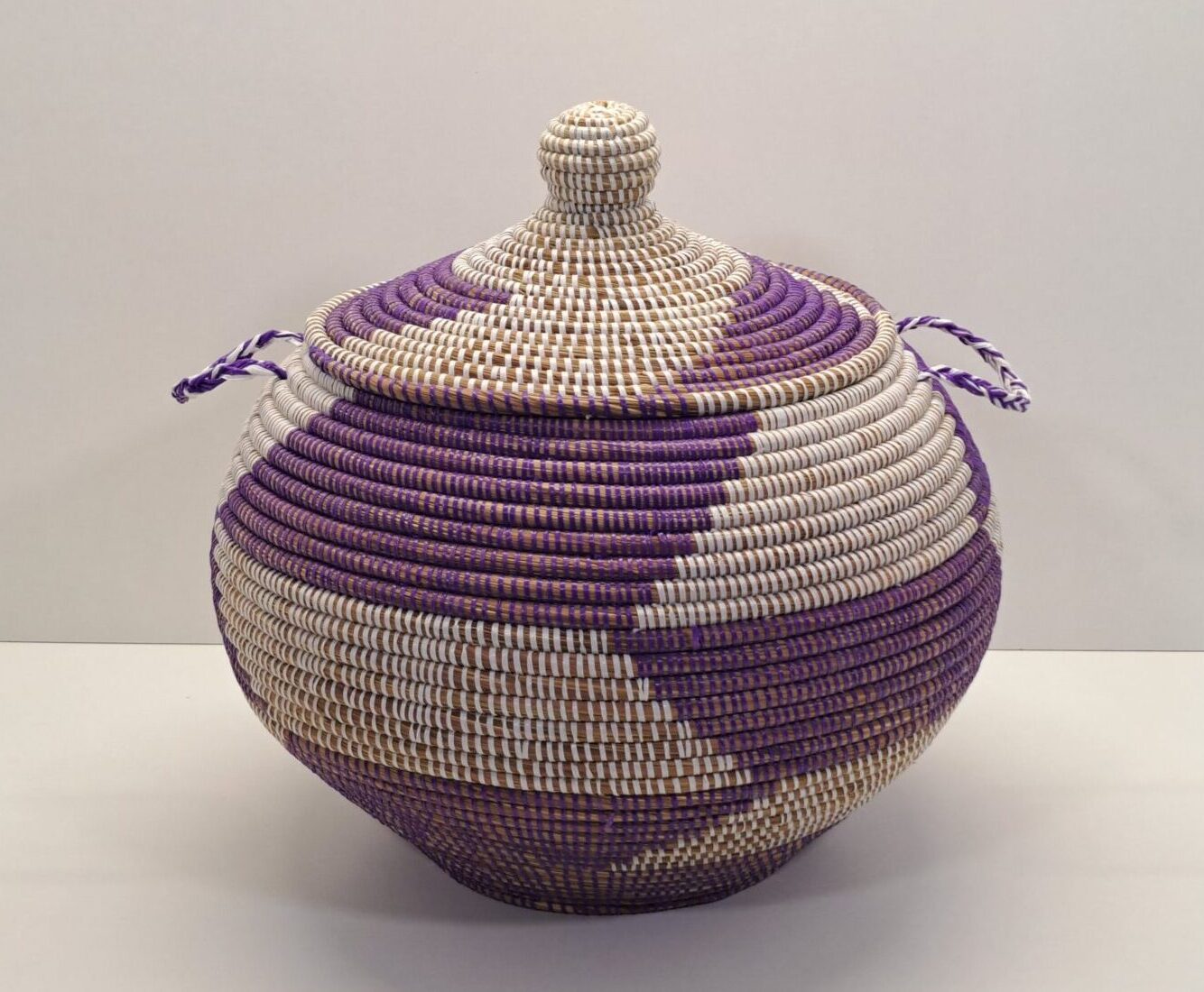 Cesta Artesanal "Da Mediano" con Tapa Tradicional Violeta & Blanco
