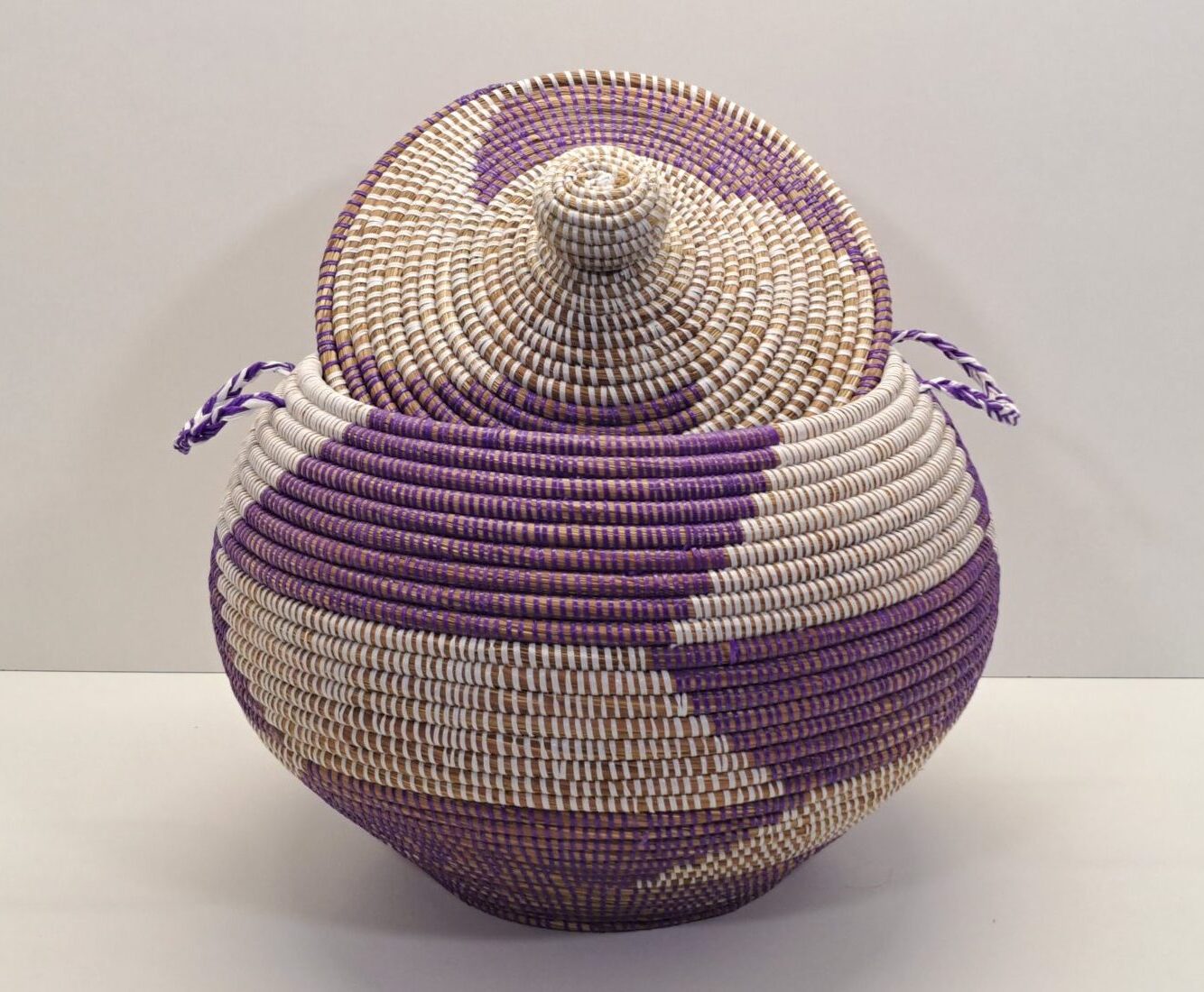 Cesta Artesanal "Da Mediano" con Tapa Tradicional Violeta & Blanco - Imagen 2