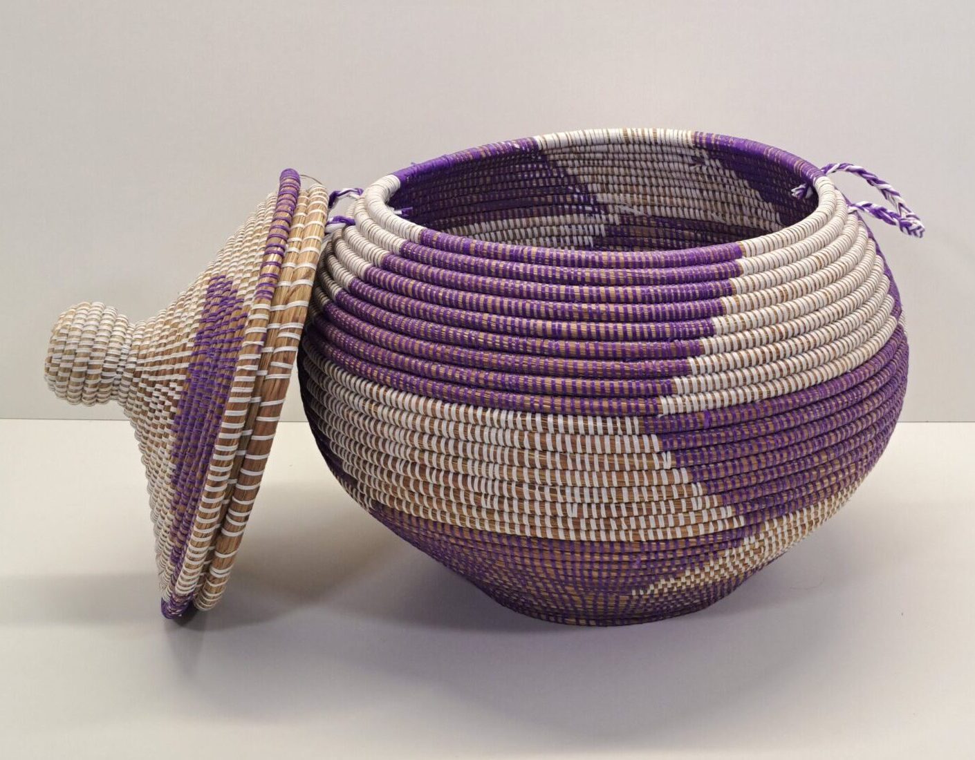 Cesta Artesanal "Da Mediano" con Tapa Tradicional Violeta & Blanco - Imagen 3