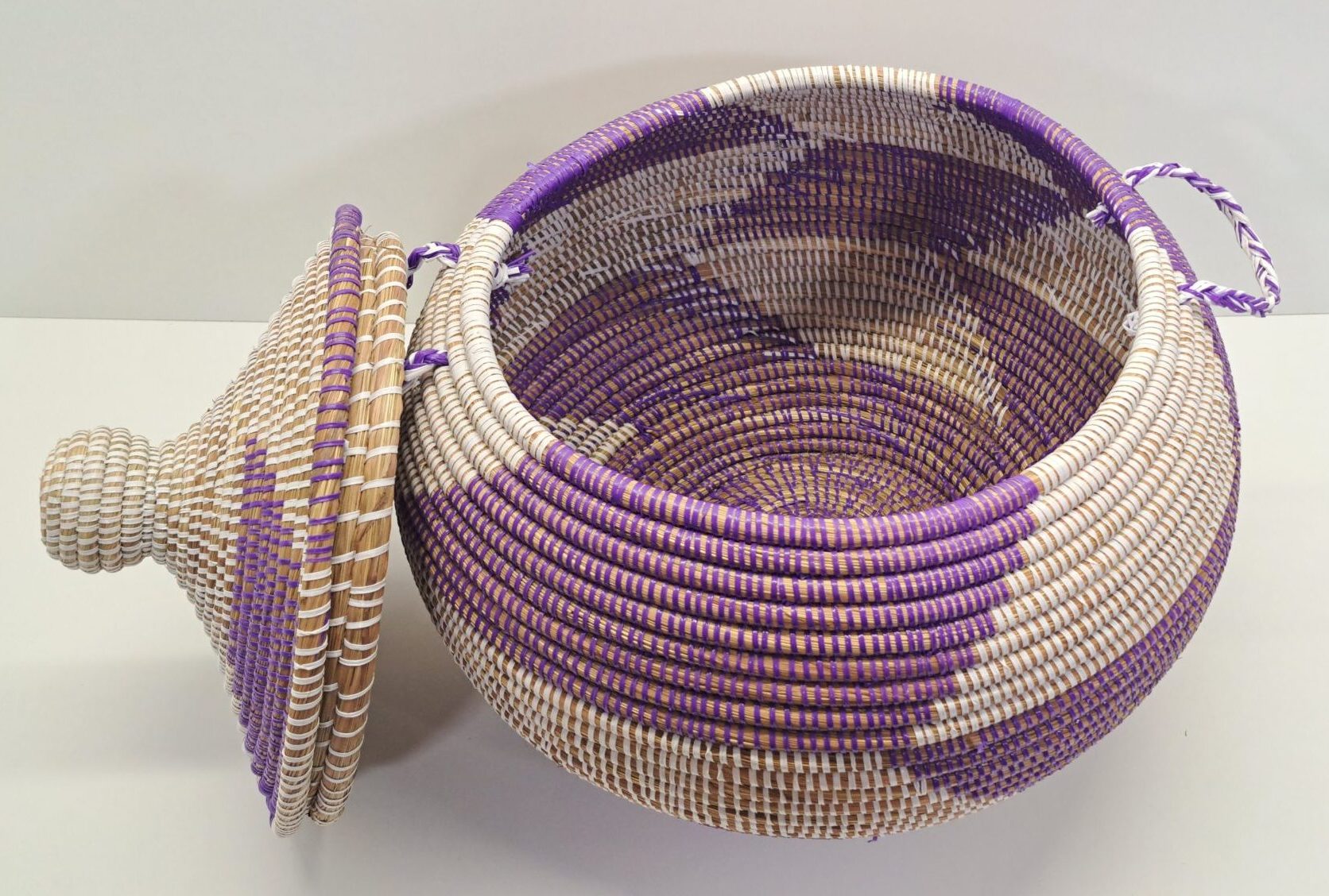 Cesta Artesanal "Da Mediano" con Tapa Tradicional Violeta & Blanco - Imagen 4