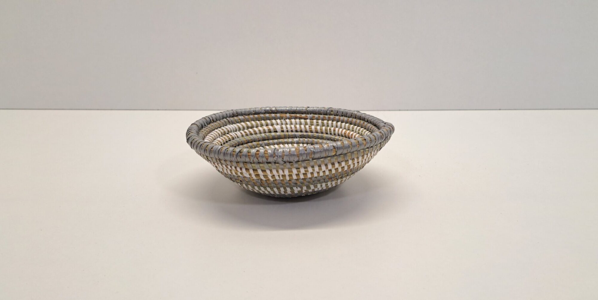 FUENTE CIRCULAR ~ BLANCO Y GRIS