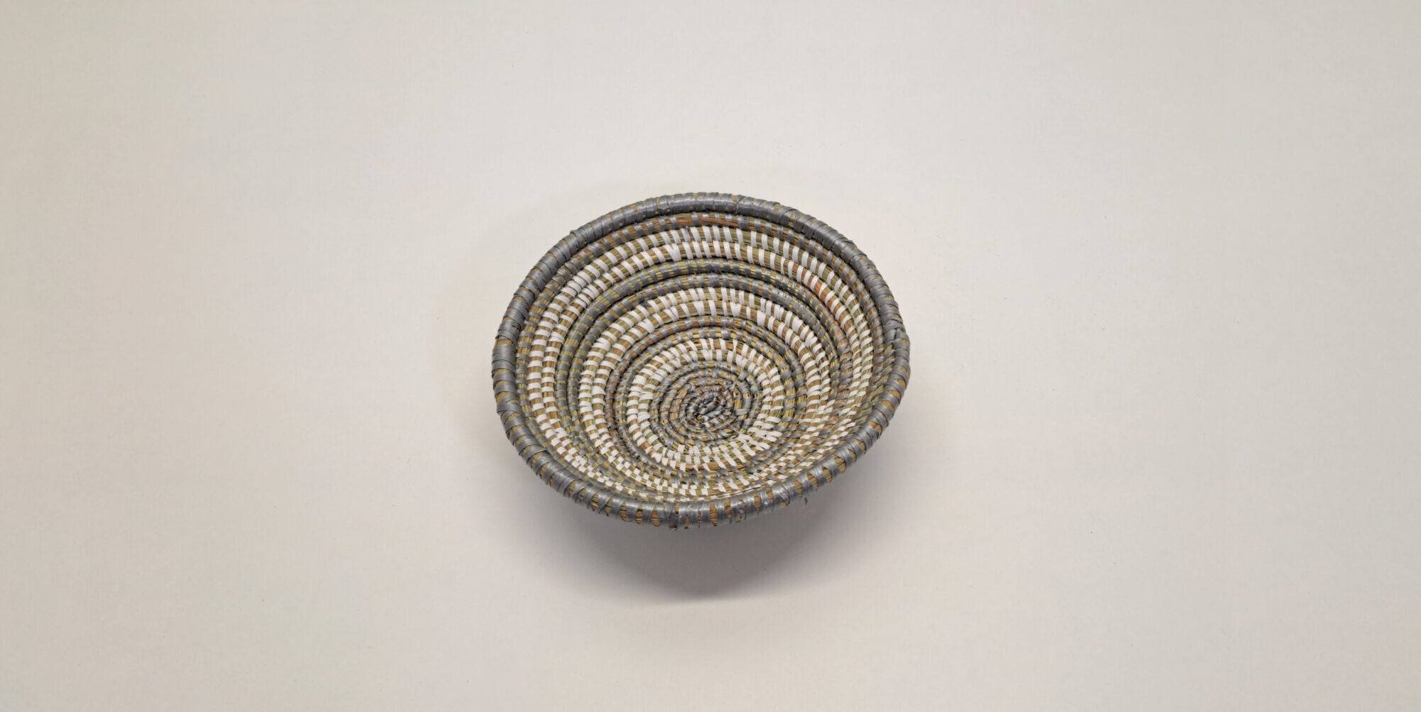 FUENTE CIRCULAR ~ BLANCO Y GRIS - Imagen 2