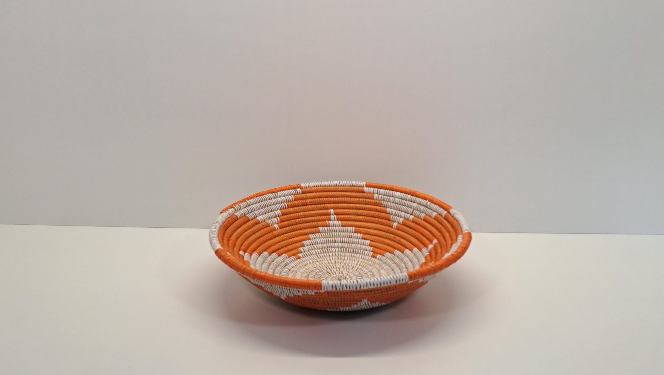 FUENTE CIRCULAR GRANDE ~ BLANCO Y NARANJA