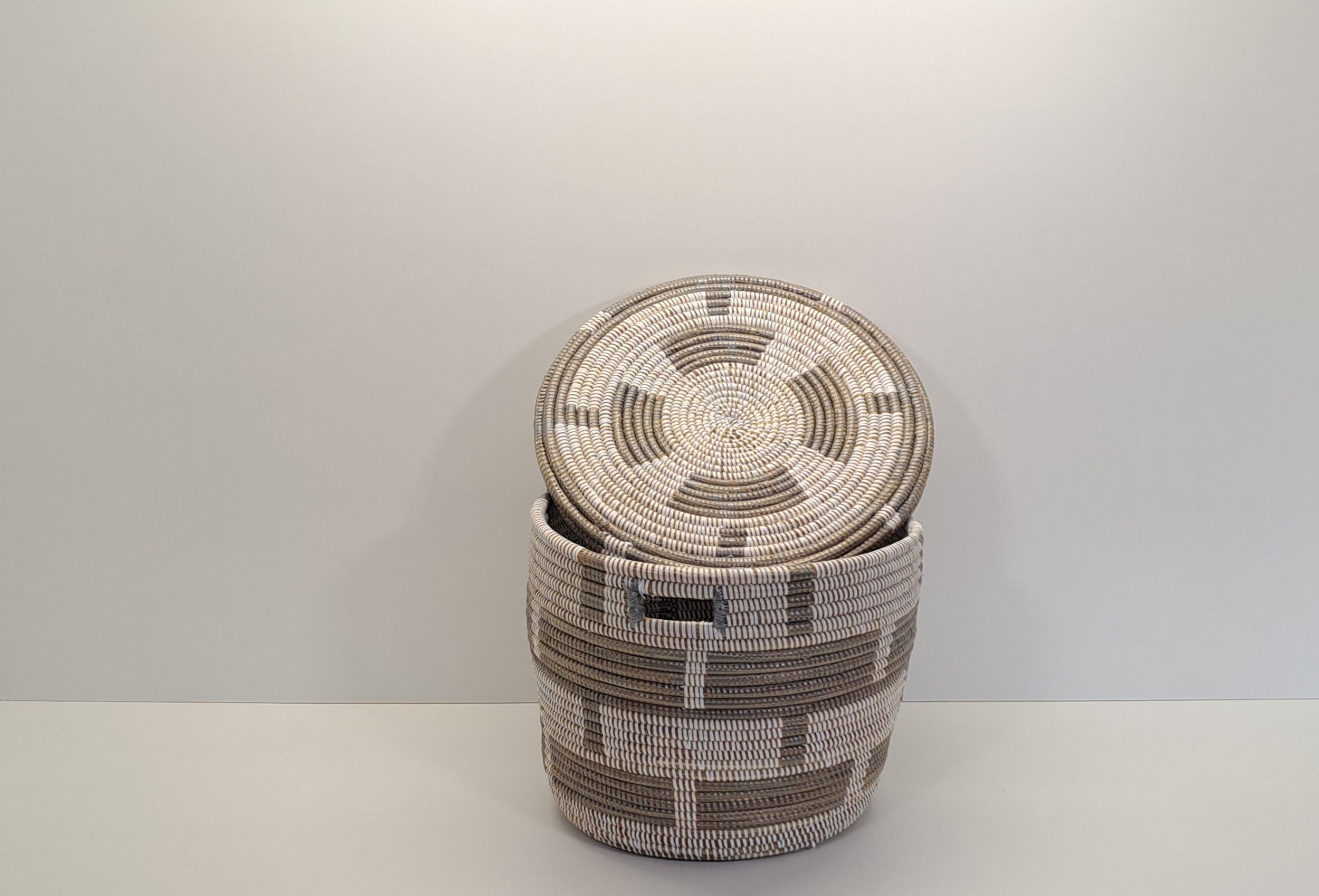 KEUP PEQUEÑO ~ CESTA CON TAPA PLANA GRIS - Imagen 2