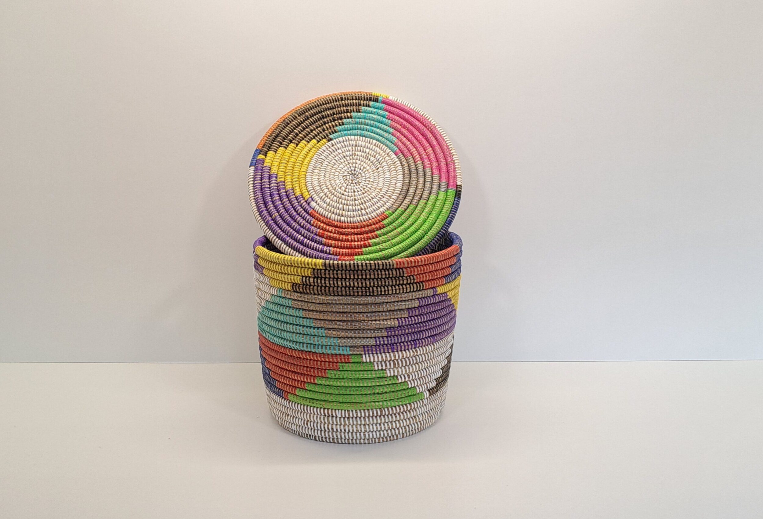 KEUP MEDIANO ~ CESTA CON TAPA PLANA MULTICOLOR - Imagen 2