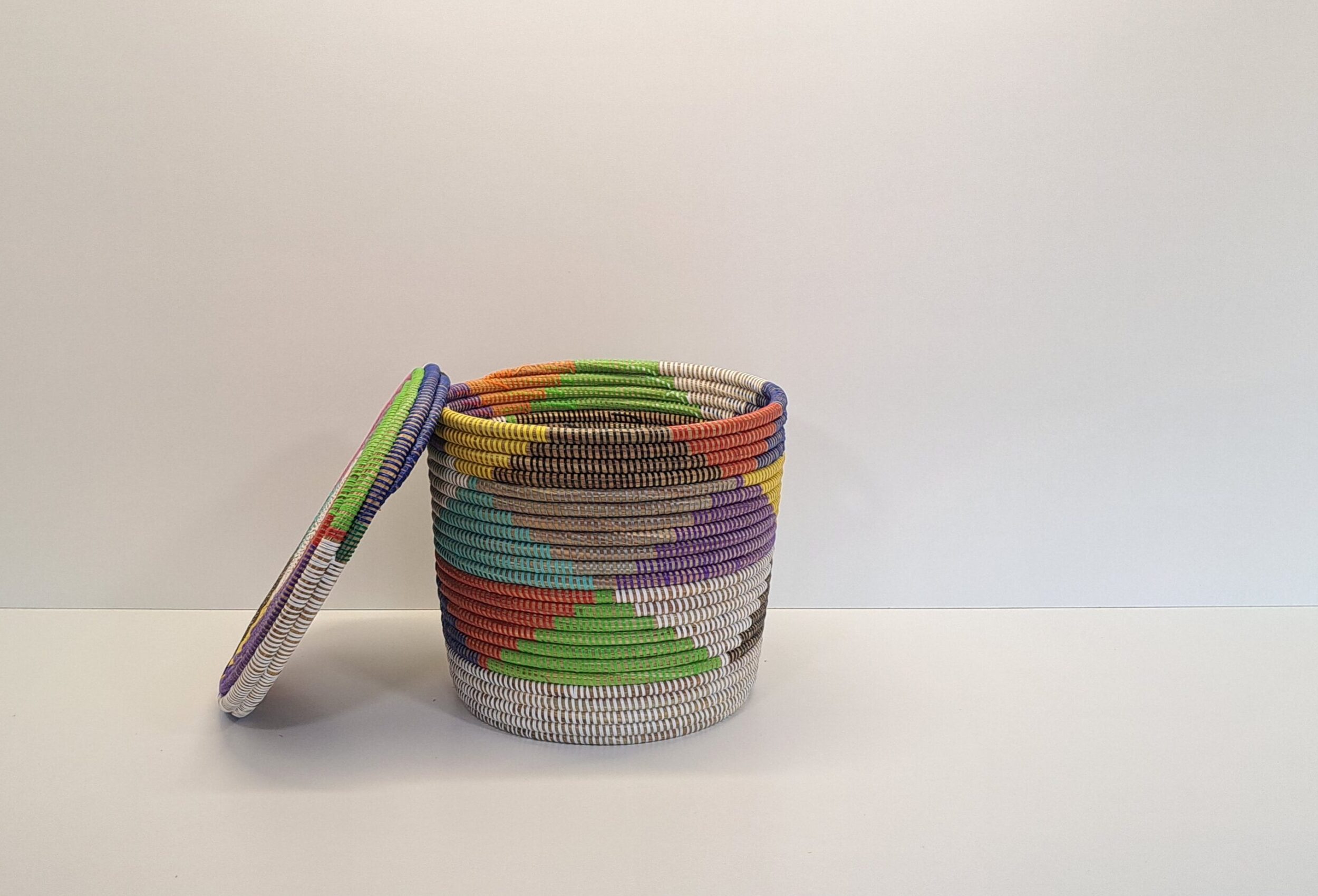 KEUP MEDIANO ~ CESTA CON TAPA PLANA MULTICOLOR - Imagen 3