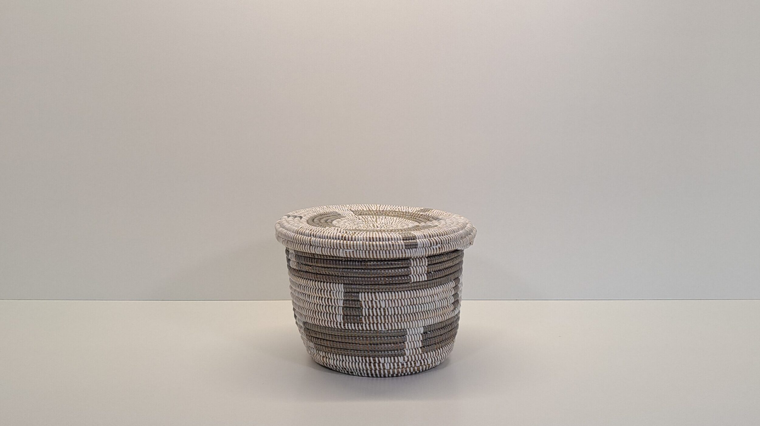 KEUP PEQUEÑO ~ CESTA CON TAPA PLANA GRIS