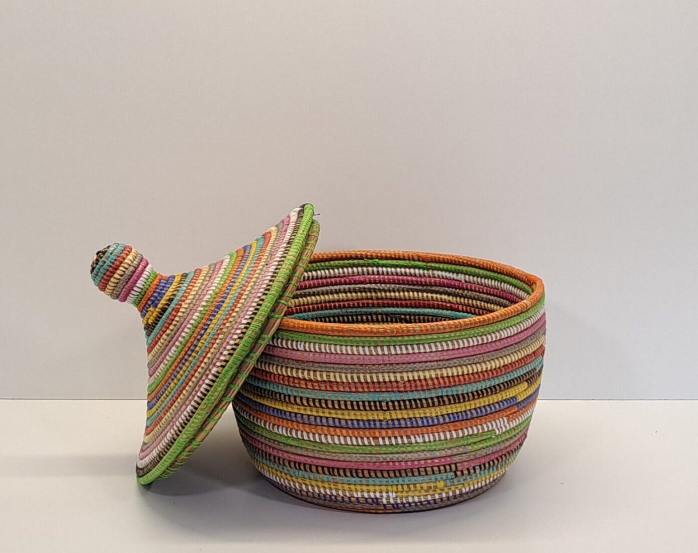 Cesta Artesanal "Souper" Grande con Tapa Tradicional Multicolor - Imagen 3
