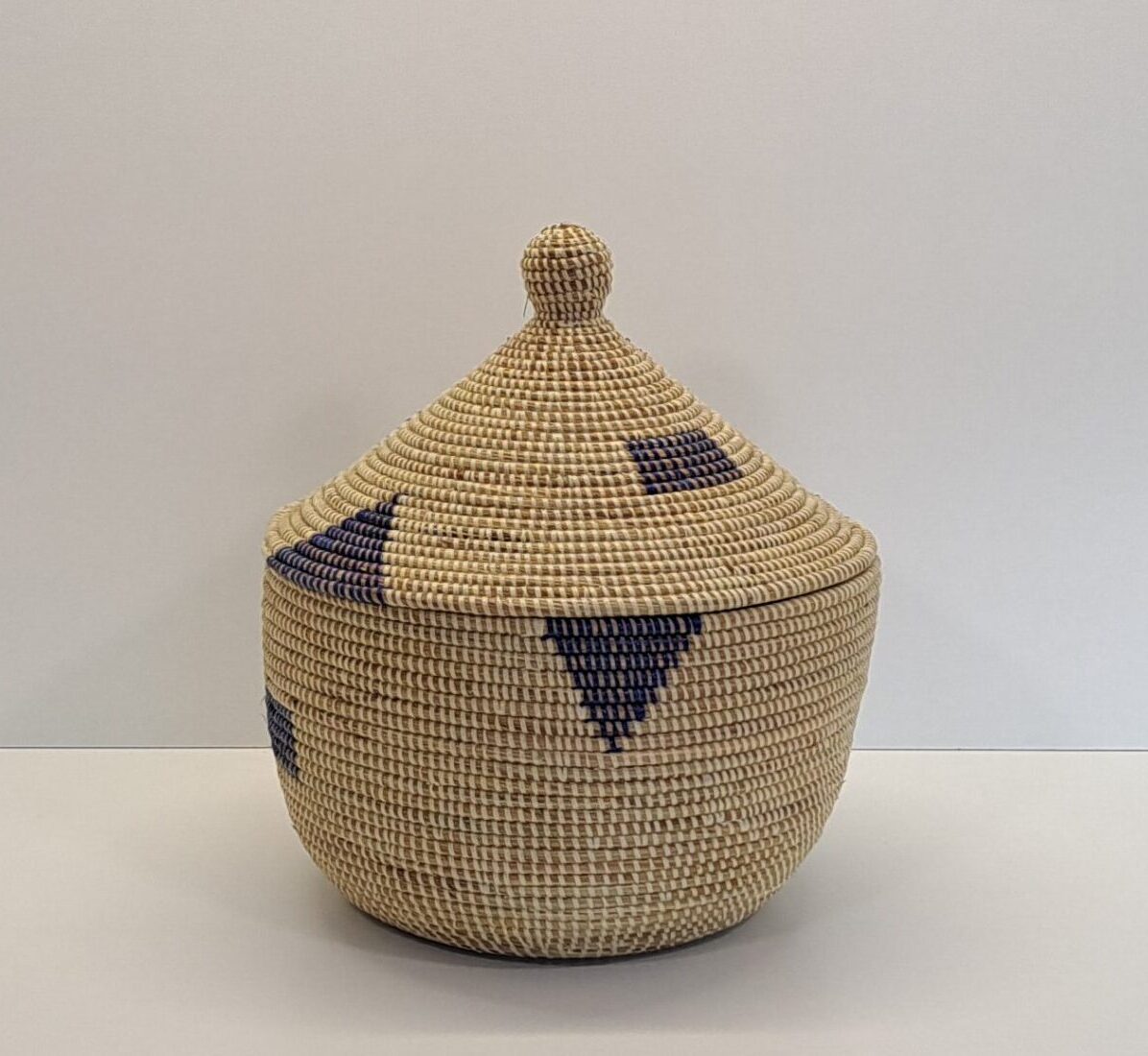 Cesta Artesanal "Souper" Grande con Tapa Tradicional Beige & Triángulos Azules