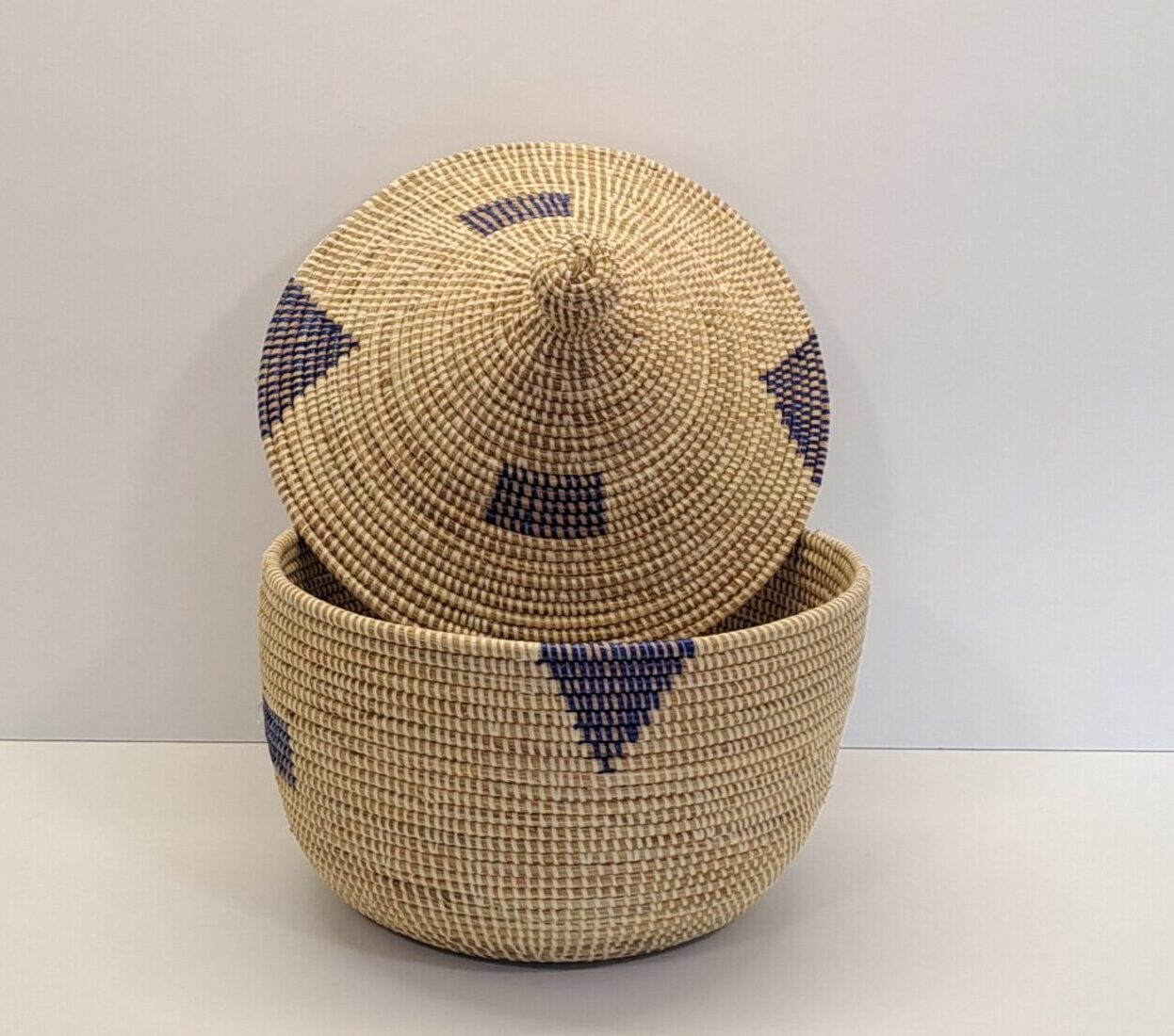 Cesta Artesanal "Souper" Grande con Tapa Tradicional Beige & Triángulos Azules - Imagen 2