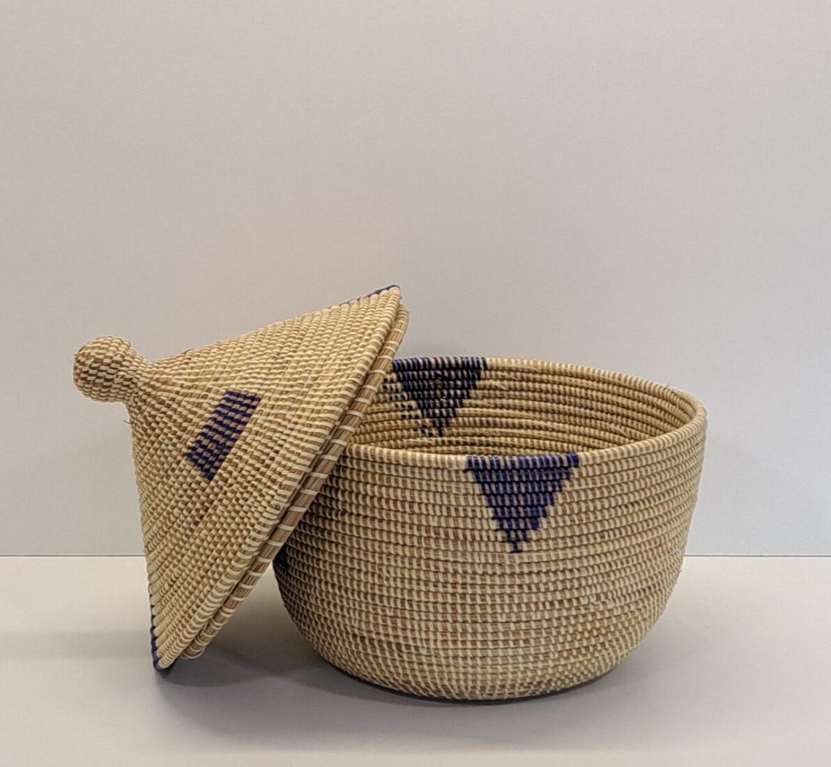 Cesta Artesanal "Souper" Grande con Tapa Tradicional Beige & Triángulos Azules - Imagen 3