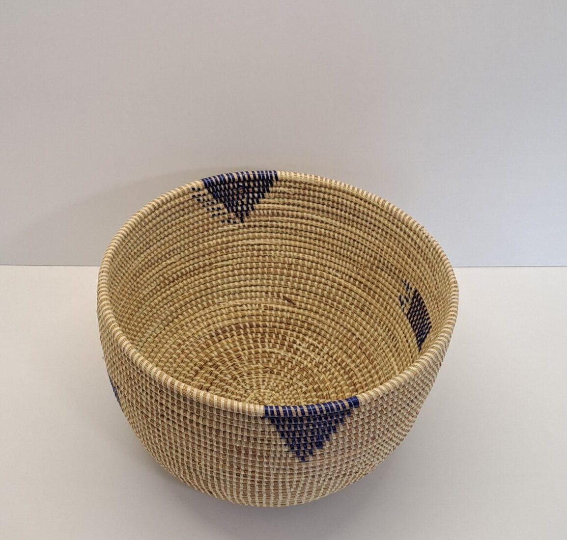 Cesta Artesanal "Souper" Grande con Tapa Tradicional Beige & Triángulos Azules - Imagen 4
