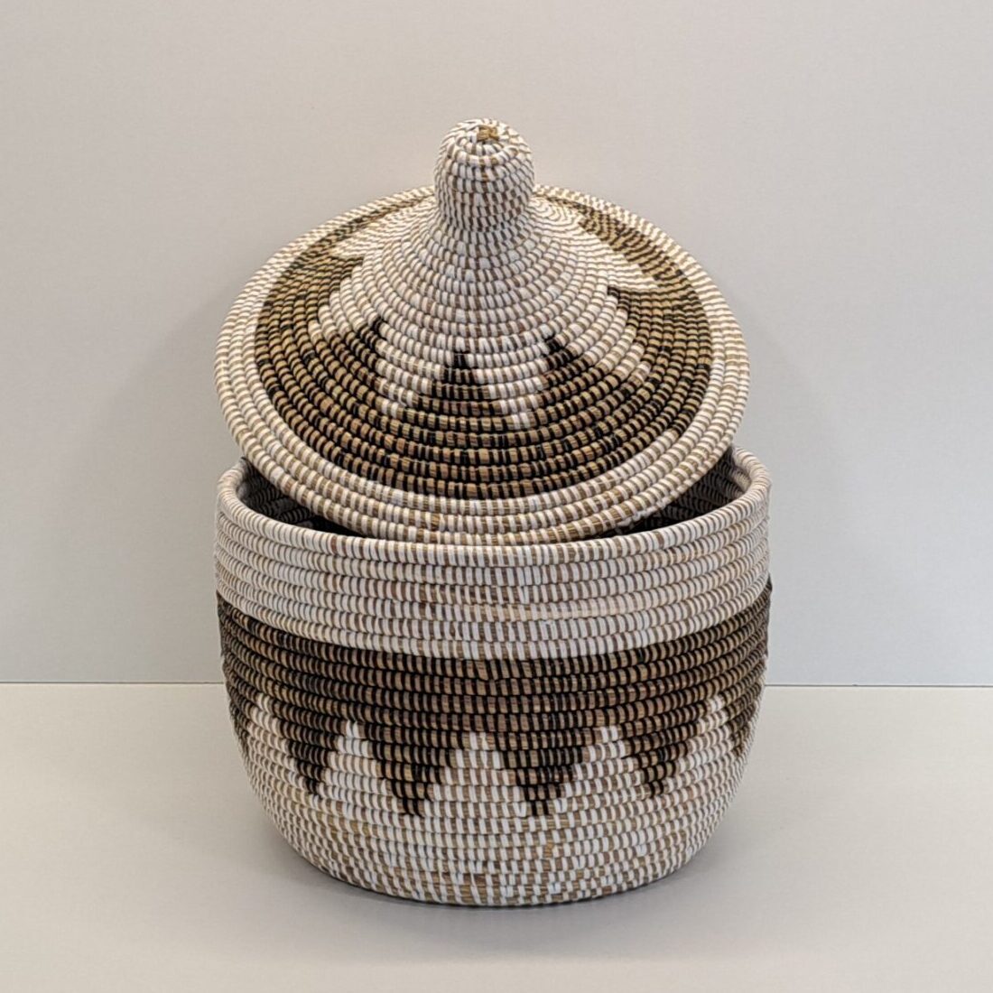 Cesta Artesanal "Souper" Grande con Tapa Tradicional Blanco & Marrón Zig-Zag - Imagen 2