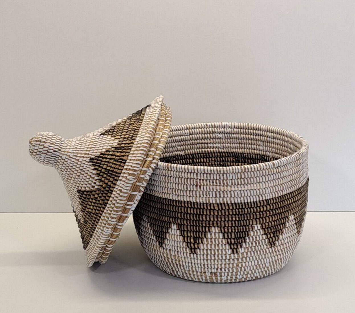 Cesta Artesanal "Souper" Grande con Tapa Tradicional Blanco & Marrón Zig-Zag - Imagen 3