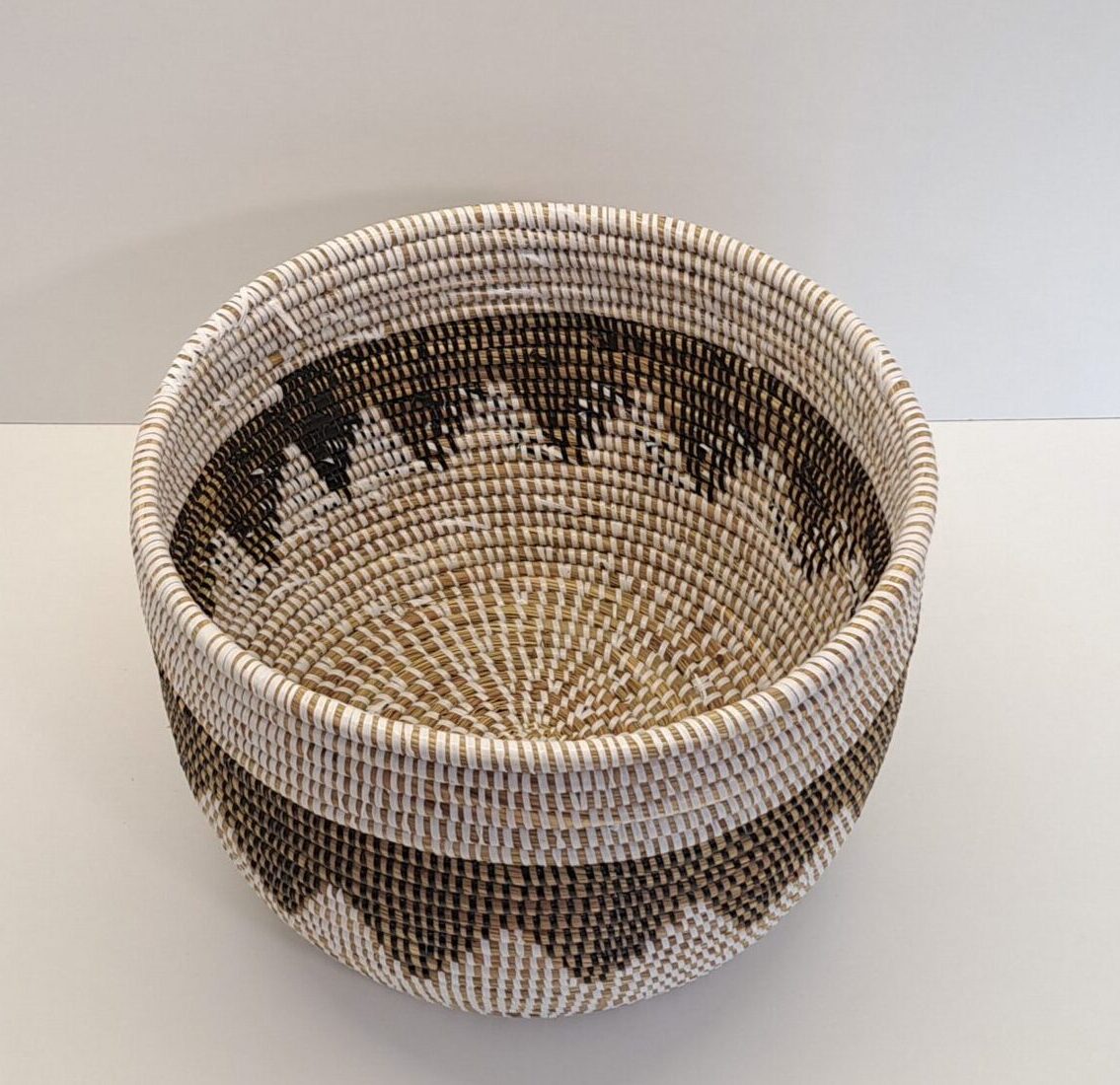 Cesta Artesanal "Souper" Grande con Tapa Tradicional Blanco & Marrón Zig-Zag - Imagen 4