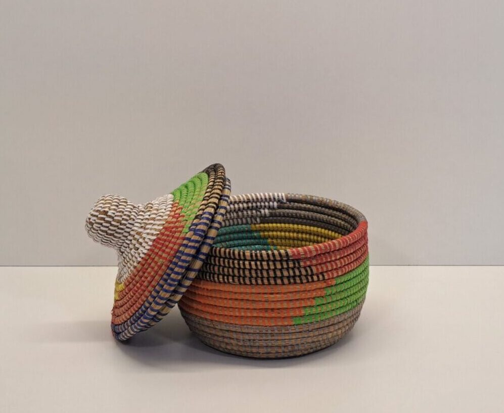 Cesta Artesanal "Souper Pequeña" con Tapa Tradicional Multicolor Patchwork - Imagen 3