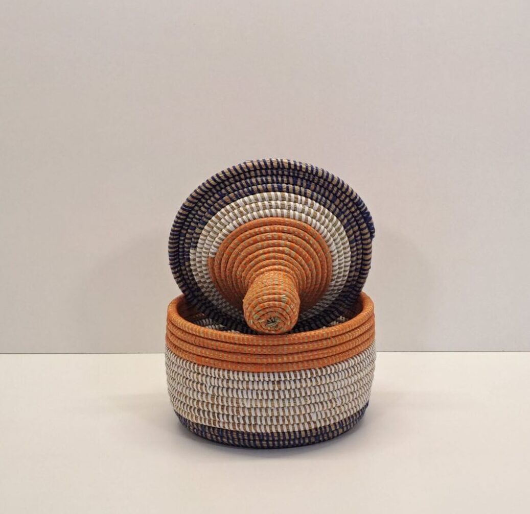 Cesta Artesanal "Souper Pequeña" con Tapa Tradicional Naranja & Azul - Imagen 2