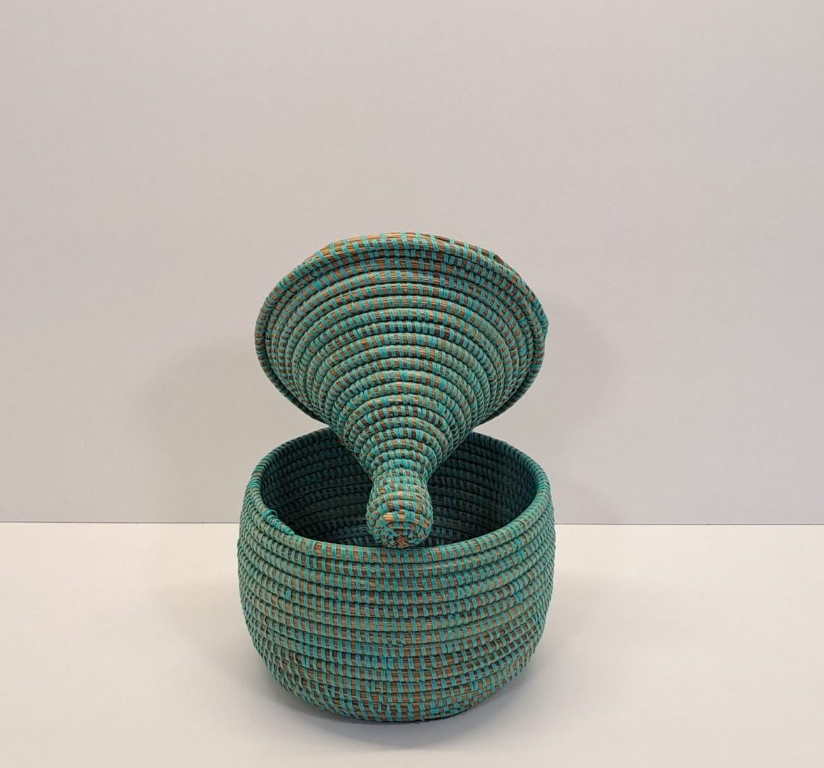 Cesta Artesanal "Souper Pequeña" con Tapa Tradicional Azul Turquesa & Fibra Natural - Imagen 2