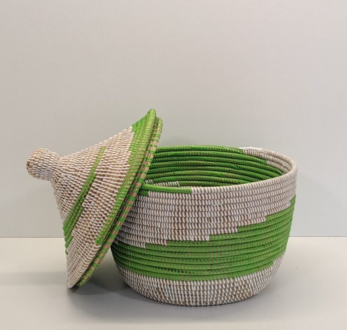 Cesta Artesanal "Souper" Grande con Tapa Tradicional Blanco & Verde - Imagen 3