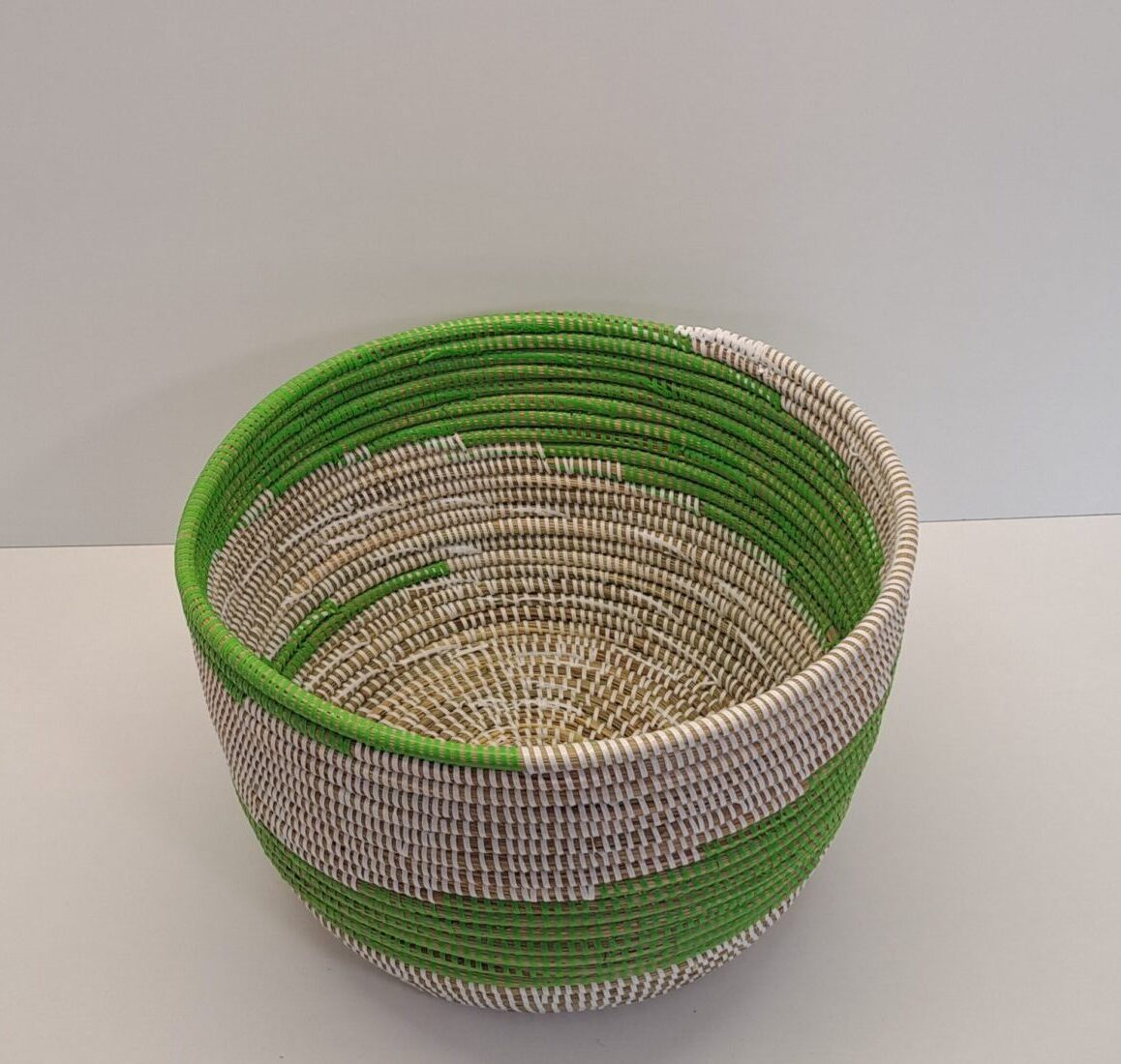 Cesta Artesanal "Souper" Grande con Tapa Tradicional Blanco & Verde - Imagen 4