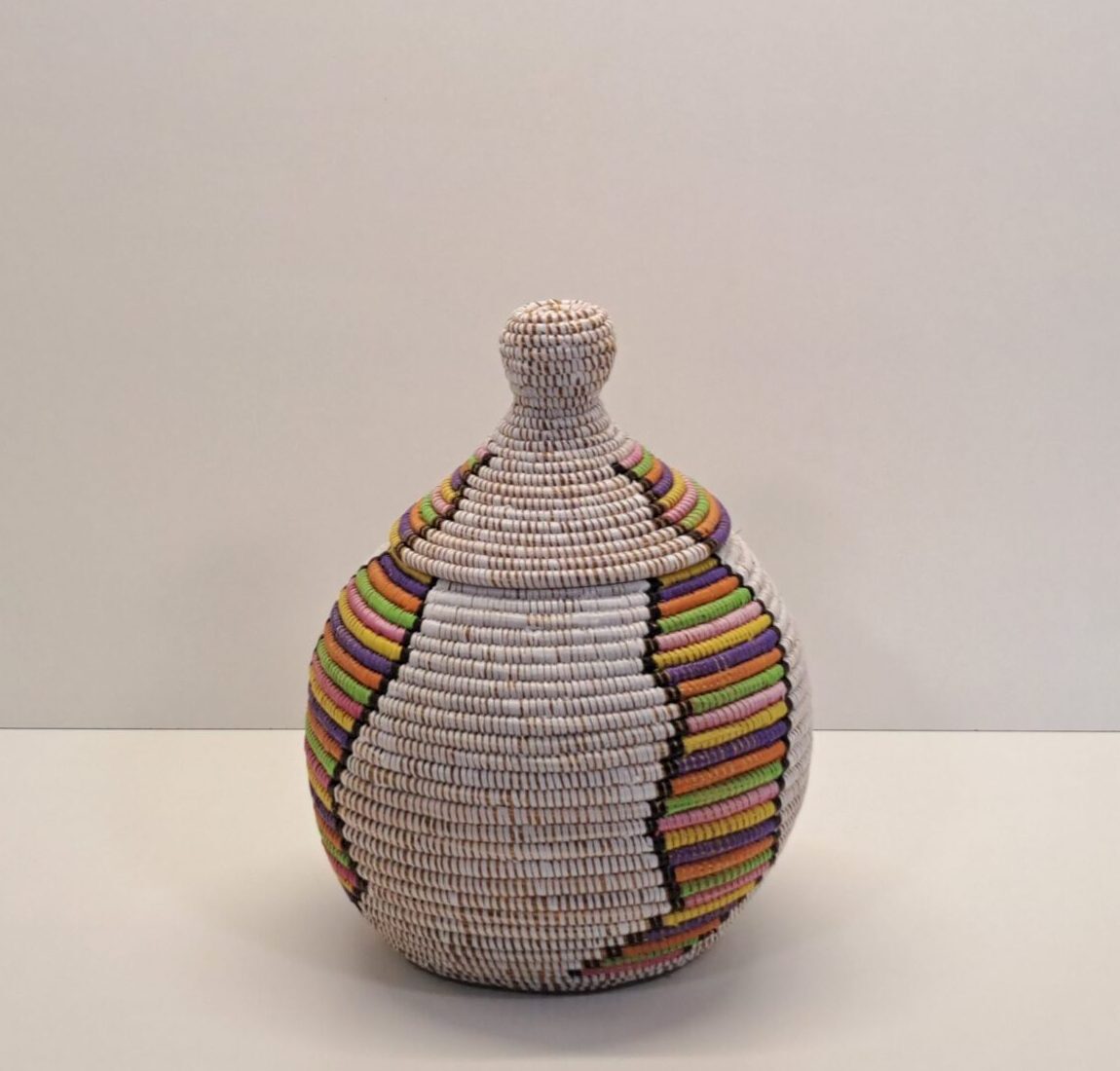 Cesta Artesanal con Tapa Tradicional "Takh" Multicolor