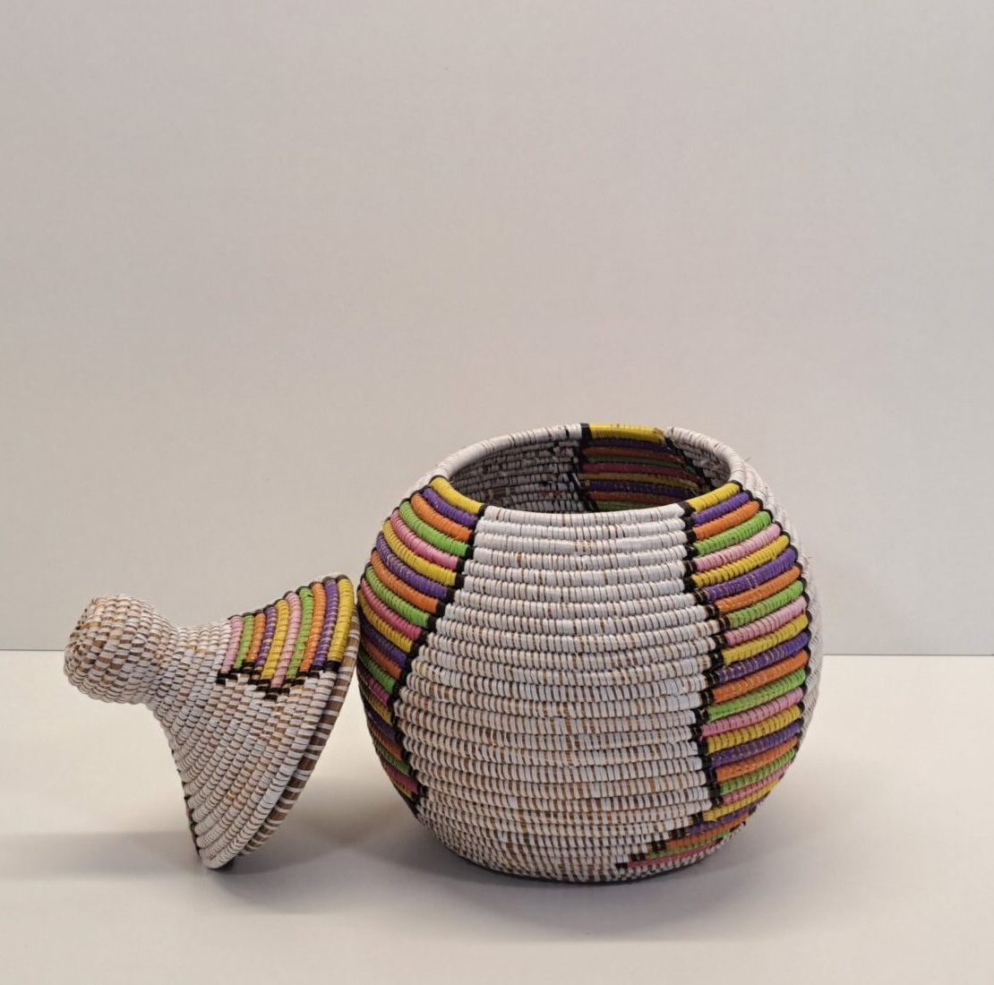 Cesta Artesanal con Tapa Tradicional "Takh" Multicolor - Imagen 2