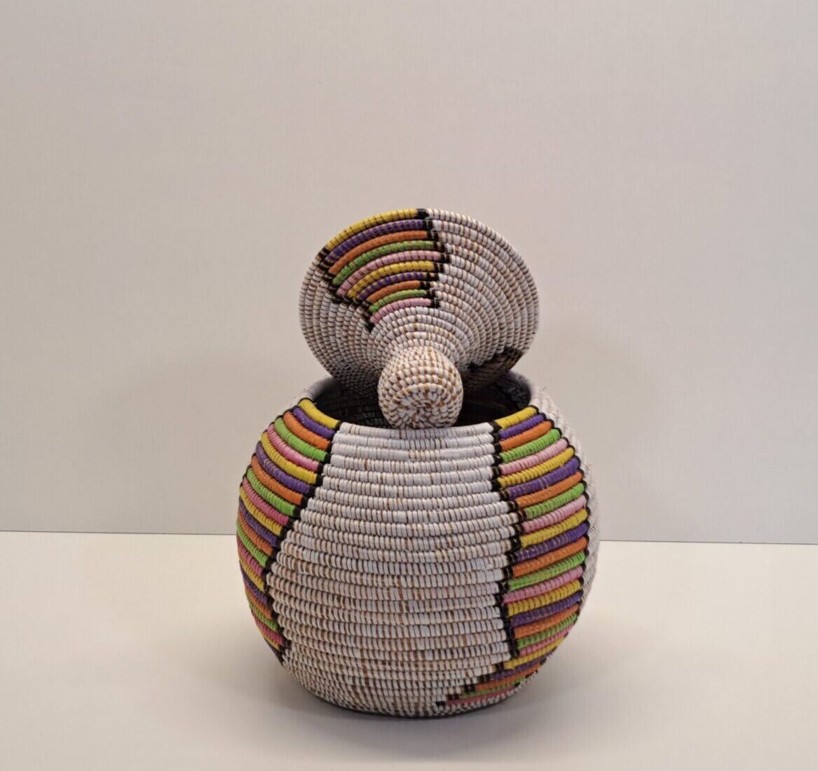 Cesta Artesanal con Tapa Tradicional "Takh" Multicolor - Imagen 3
