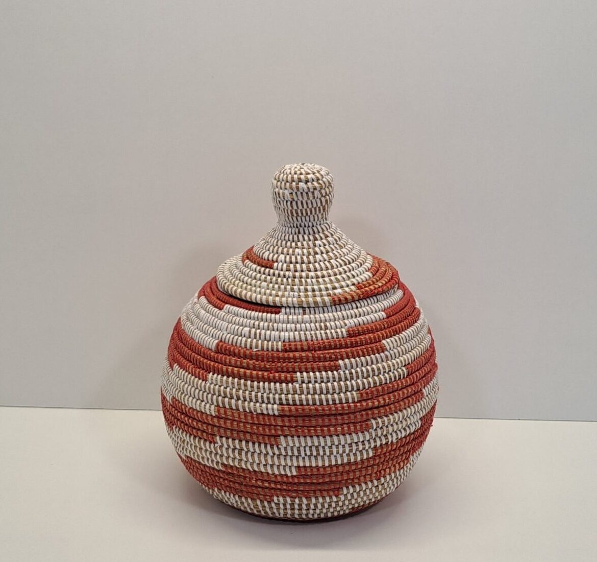 Cesta Artesanal con Tapa Tradicional "Takh" Terracota & Blanco