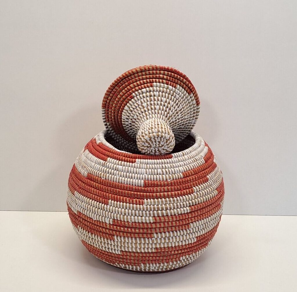 Cesta Artesanal con Tapa Tradicional "Takh" Terracota & Blanco - Imagen 2