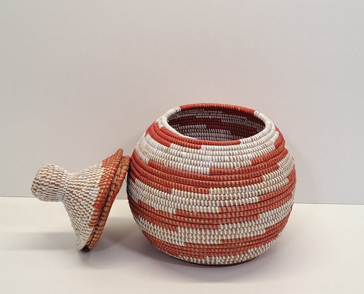 Cesta Artesanal con Tapa Tradicional "Takh" Terracota & Blanco - Imagen 3