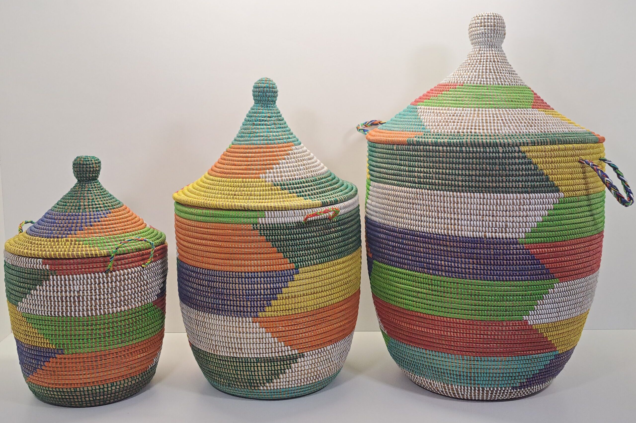CONJUNTO TEGELE ~ CESTA CON TAPA TRADICIONAL COLORIDO – 3 Uds.