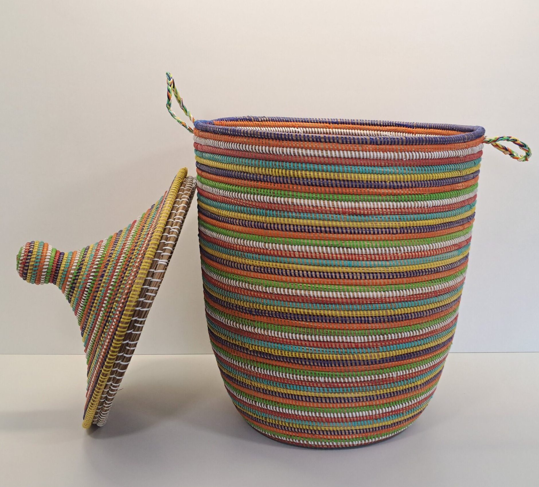 Cesta Artesanal "Tegele Grande" con Tapa Tradicional Multicolor Arcoíris - Imagen 3