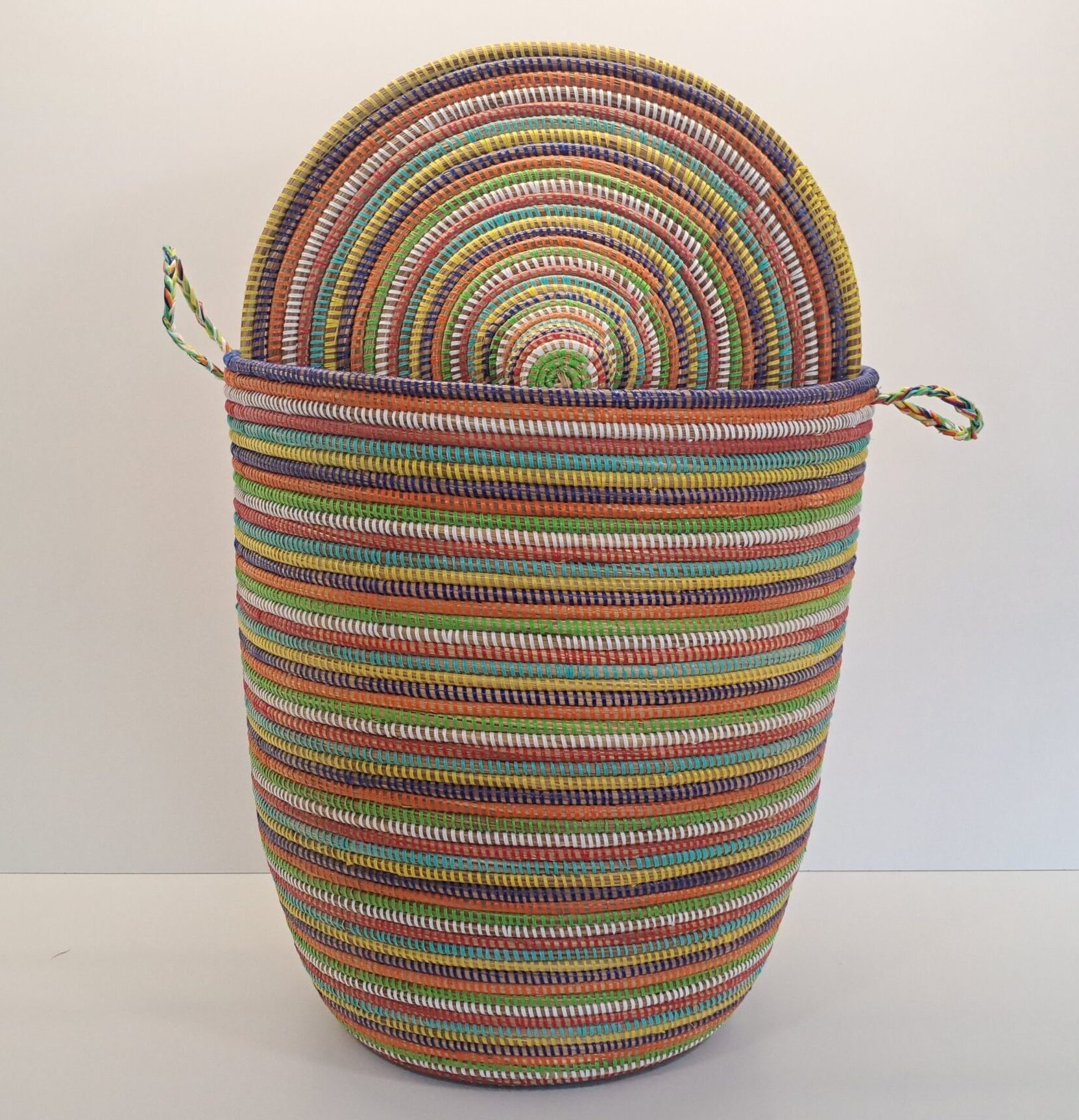 Cesta Artesanal "Tegele Grande" con Tapa Tradicional Multicolor Arcoíris - Imagen 2