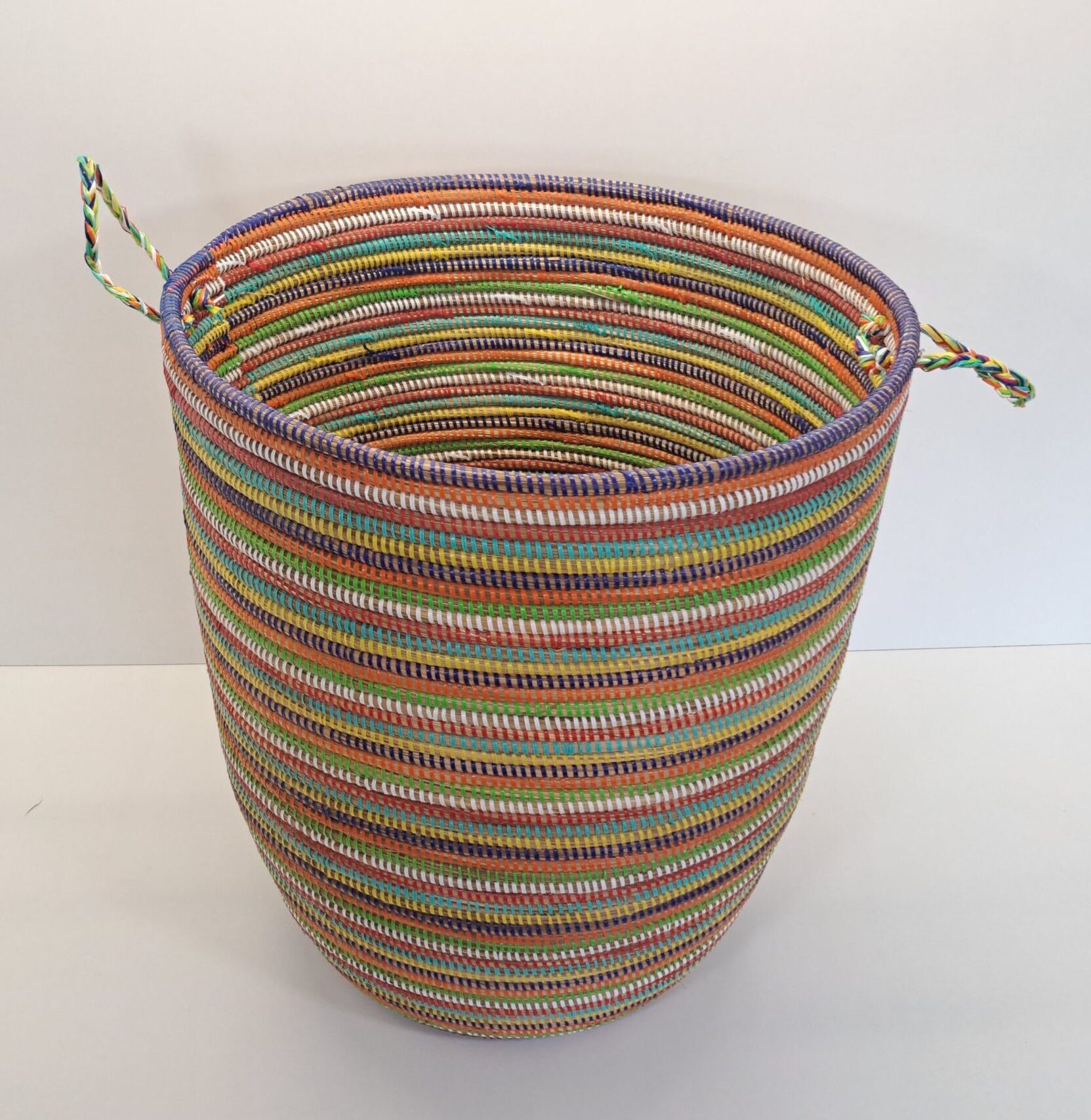 Cesta Artesanal "Tegele Grande" con Tapa Tradicional Multicolor Arcoíris - Imagen 4