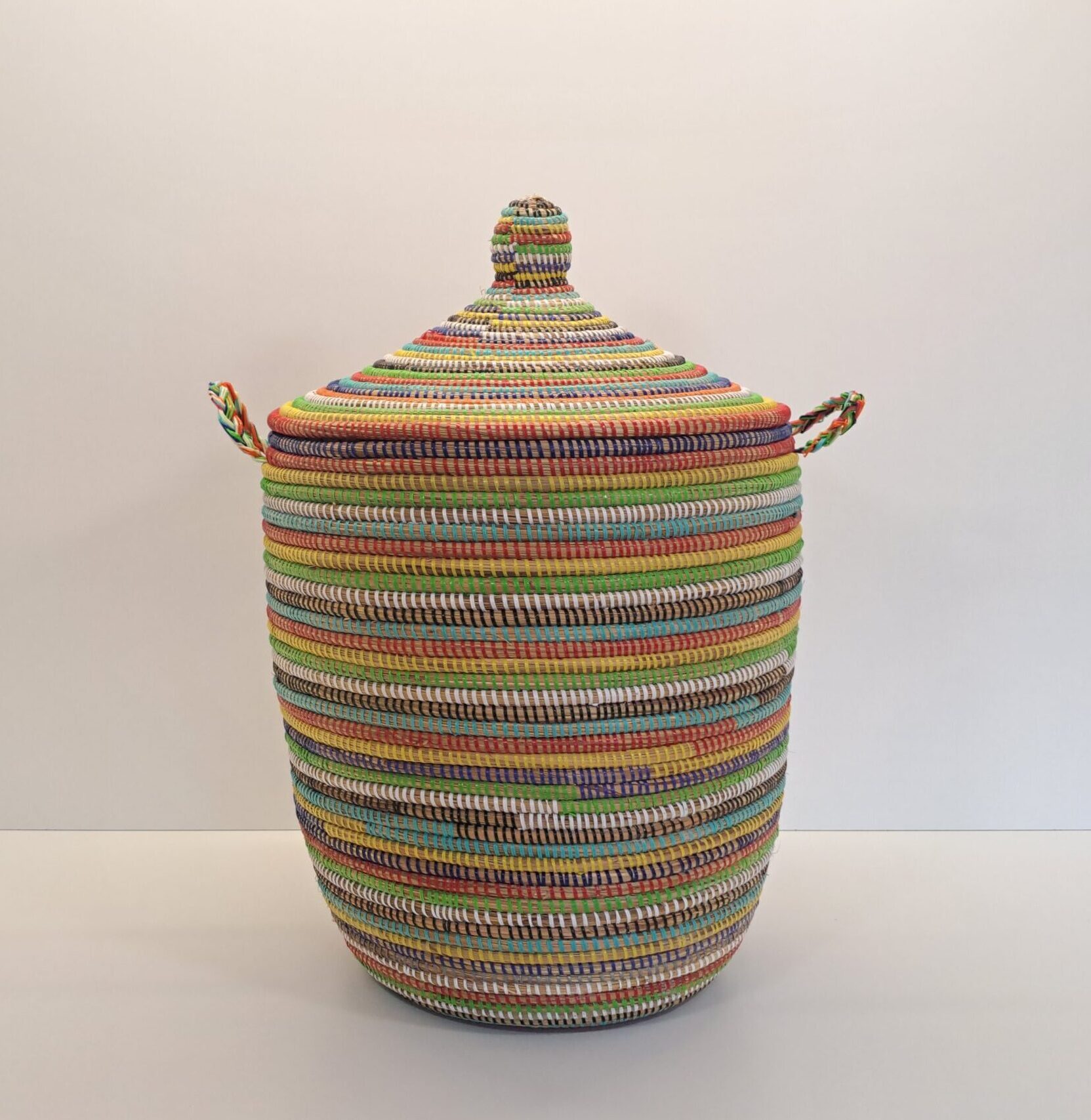 Cesta Artesanal "Tegele Mediana" con Tapa Tradicional Multicolor Arcoíris