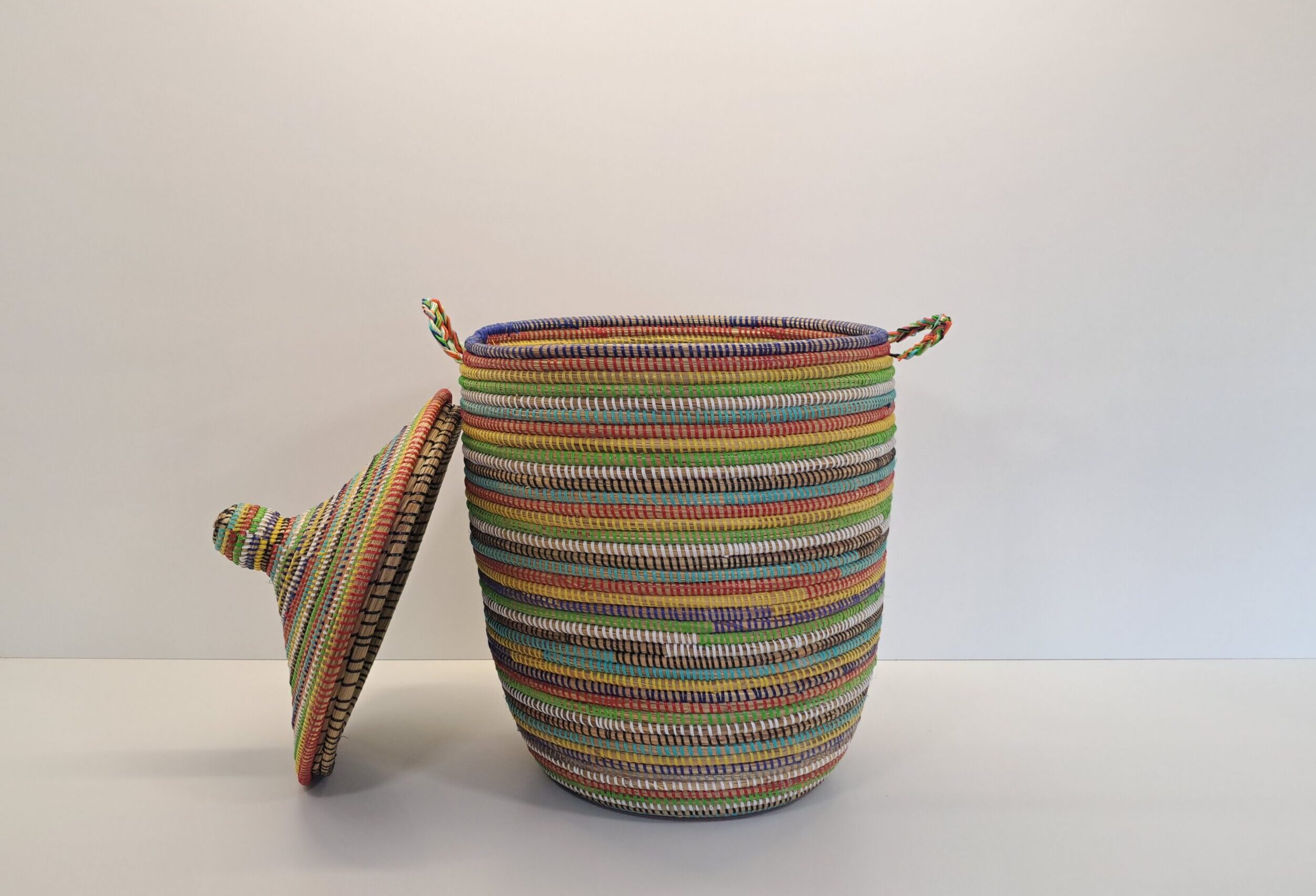 TEGELE MEDIANO ~ CESTA CON TAPA TRADICIONAL ARCOIRIS - Imagen 2