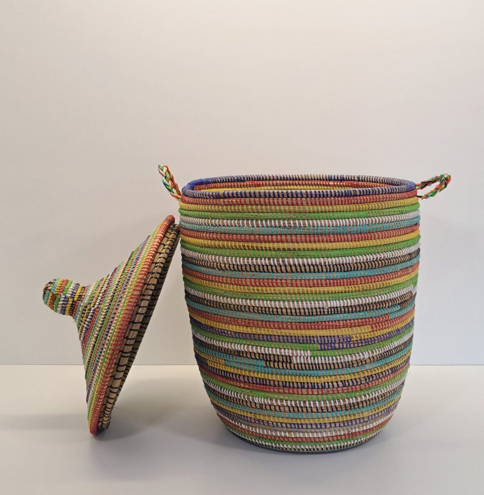 Cesta Artesanal "Tegele Mediana" con Tapa Tradicional Multicolor Arcoíris - Imagen 2