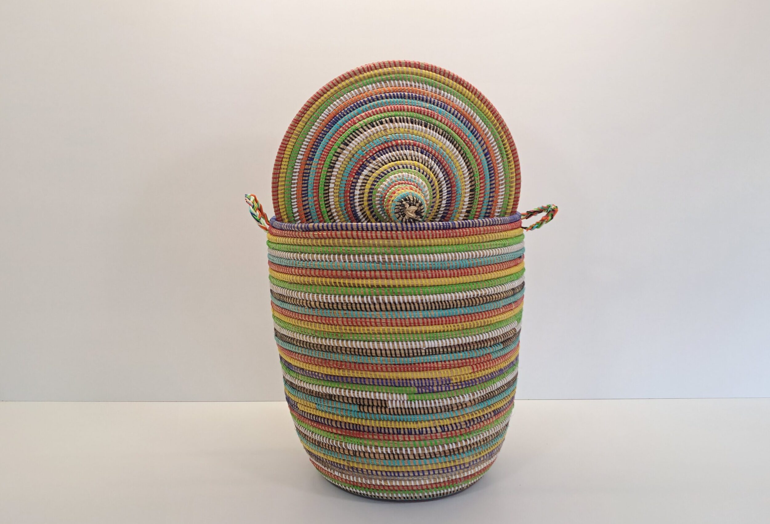TEGELE MEDIANO ~ CESTA CON TAPA TRADICIONAL ARCOIRIS - Imagen 3