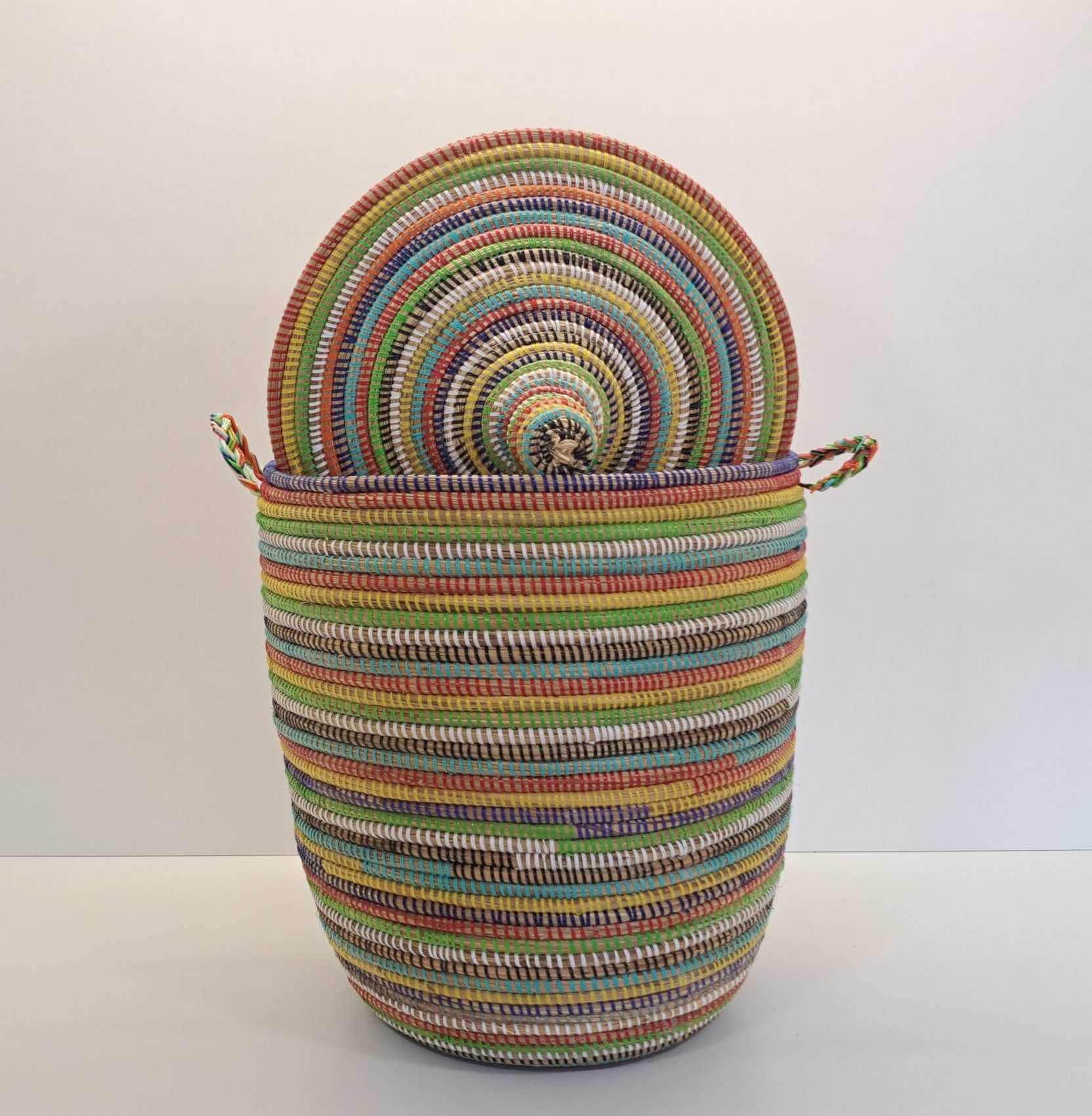 Cesta Artesanal "Tegele Mediana" con Tapa Tradicional Multicolor Arcoíris - Imagen 3