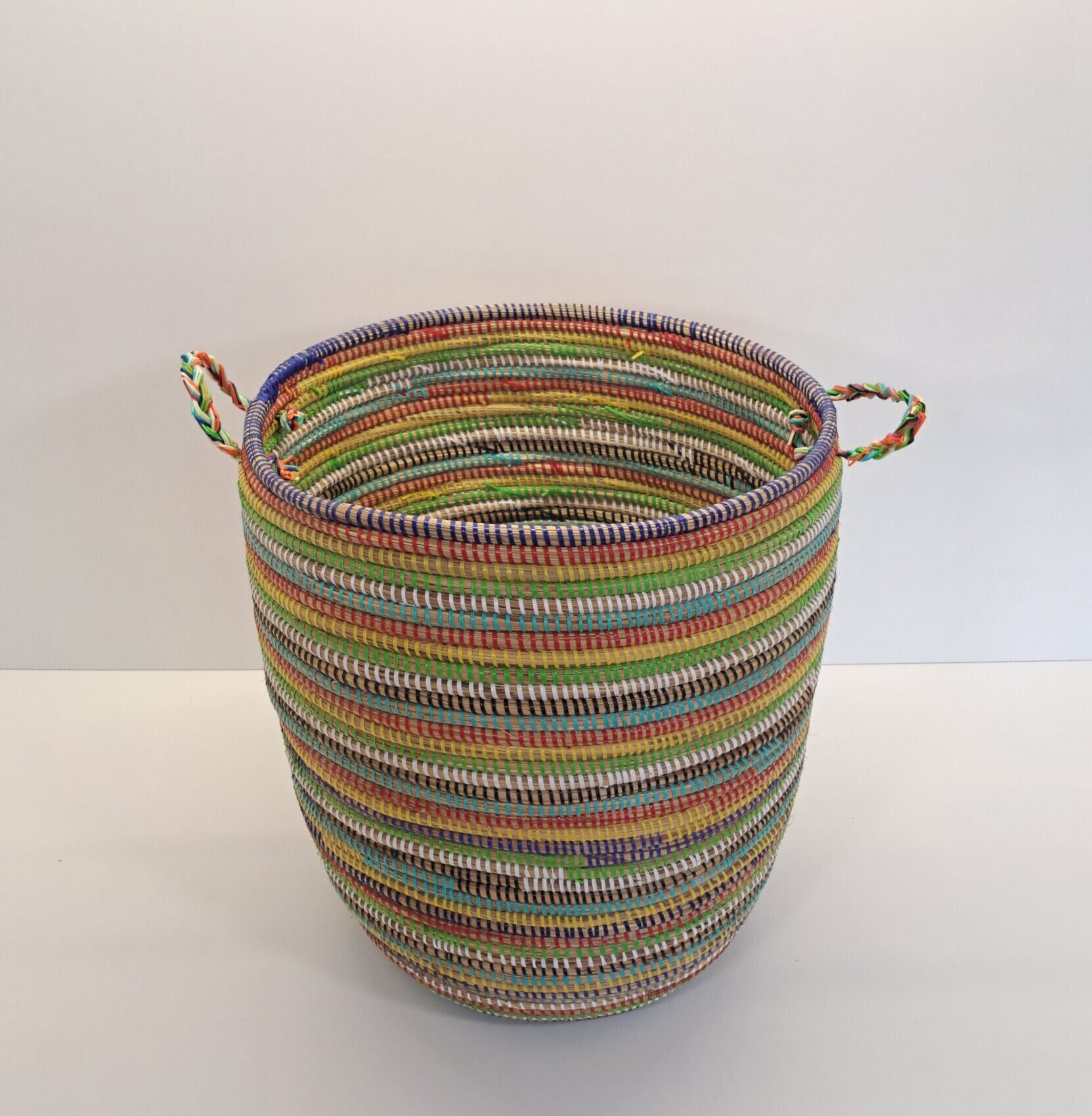 Cesta Artesanal "Tegele Mediana" con Tapa Tradicional Multicolor Arcoíris - Imagen 4