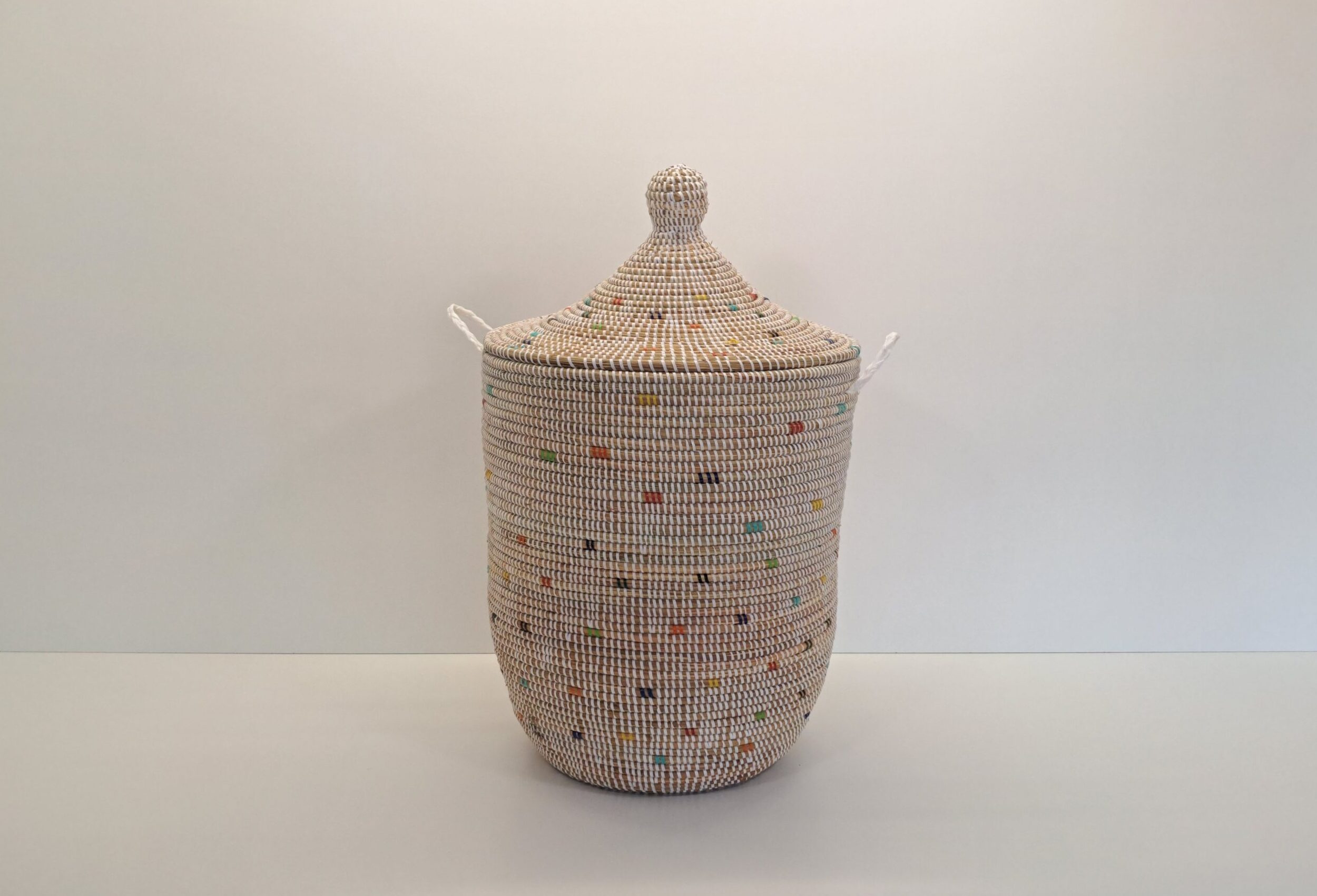 TEGELE MEDIANO ~ CESTA CON TAPA TRADICIONAL BLANCO Y COLORES