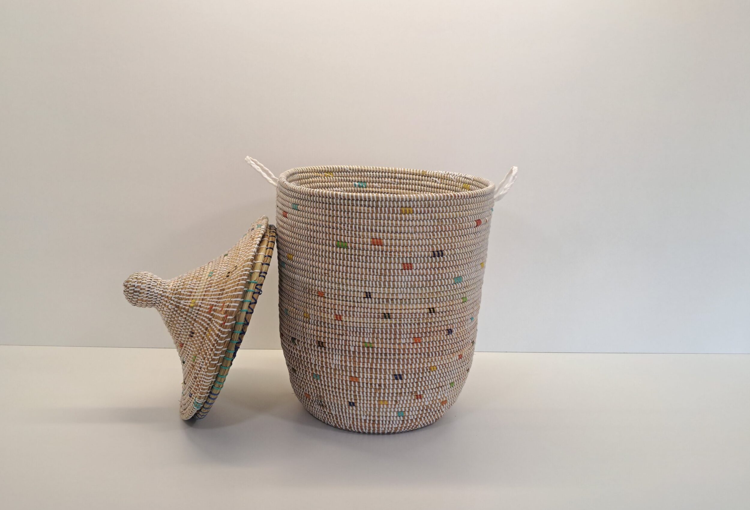 TEGELE MEDIANO ~ CESTA CON TAPA TRADICIONAL BLANCO Y COLORES - Imagen 2