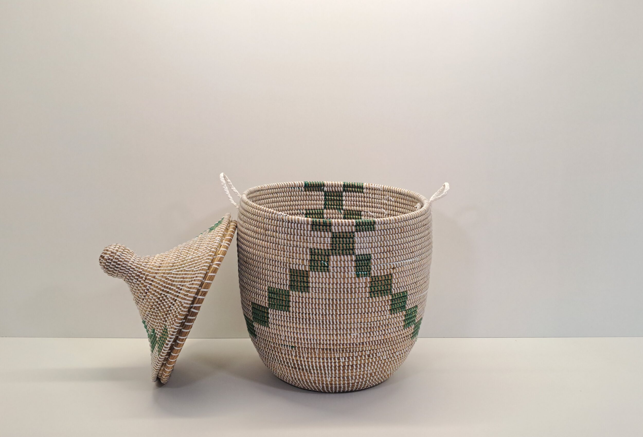TEGELE MEDIANO ~ CESTA CON TAPA TRADICIONAL BLANCO Y VERDE - Imagen 2