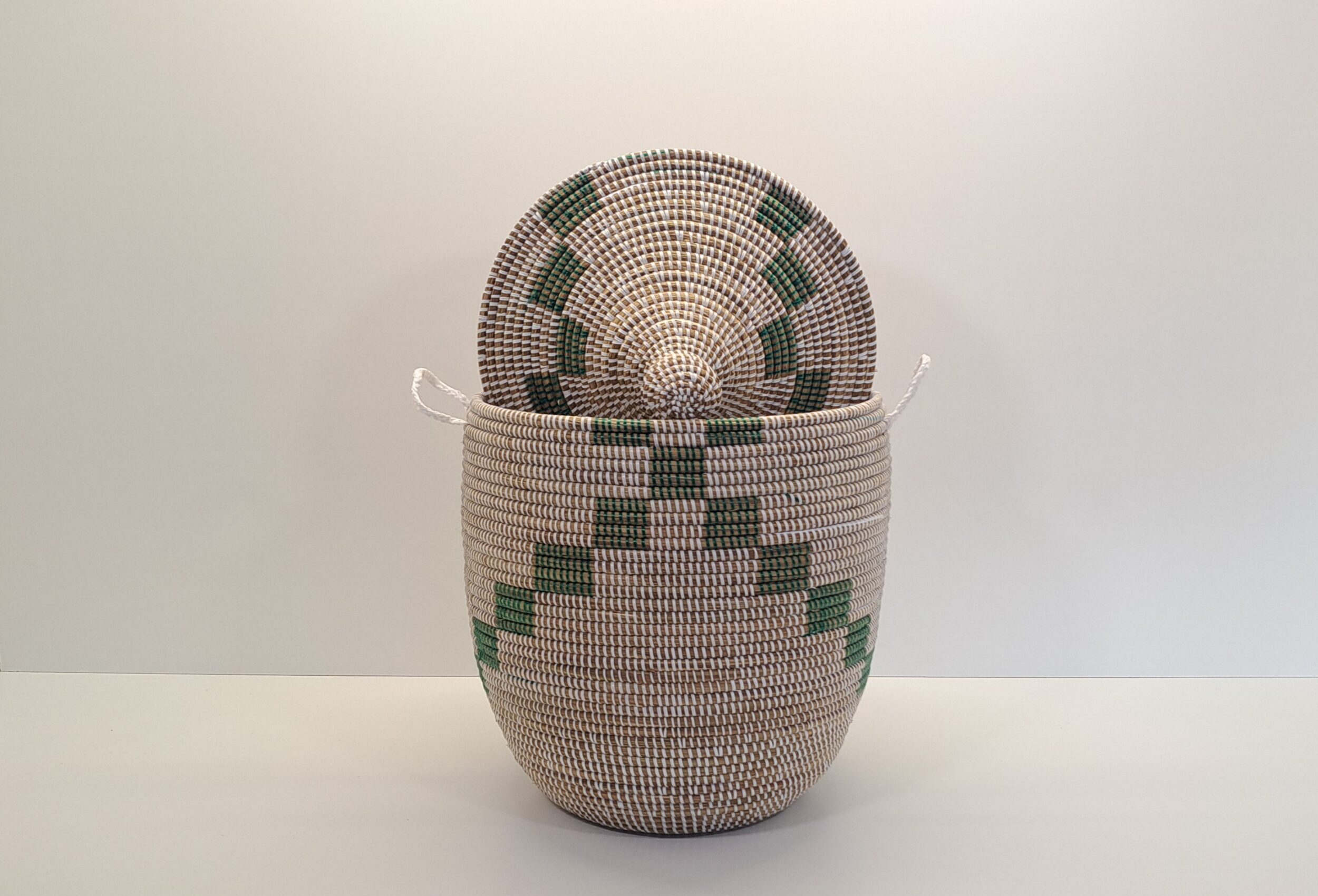 TEGELE MEDIANO ~ CESTA CON TAPA TRADICIONAL BLANCO Y VERDE - Imagen 3